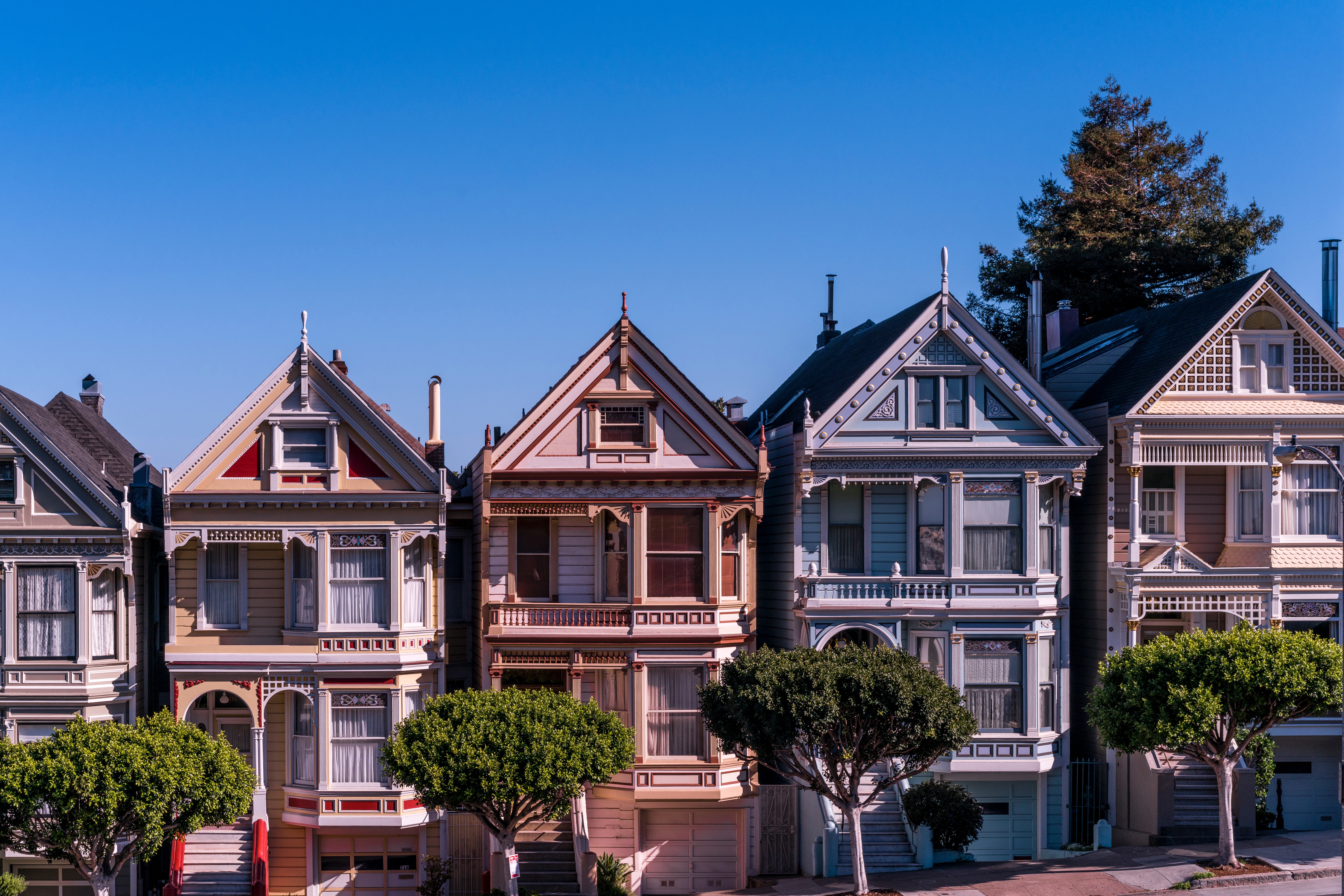 Painted Ladies in San Francisco under a blue sky HD Wallpaper