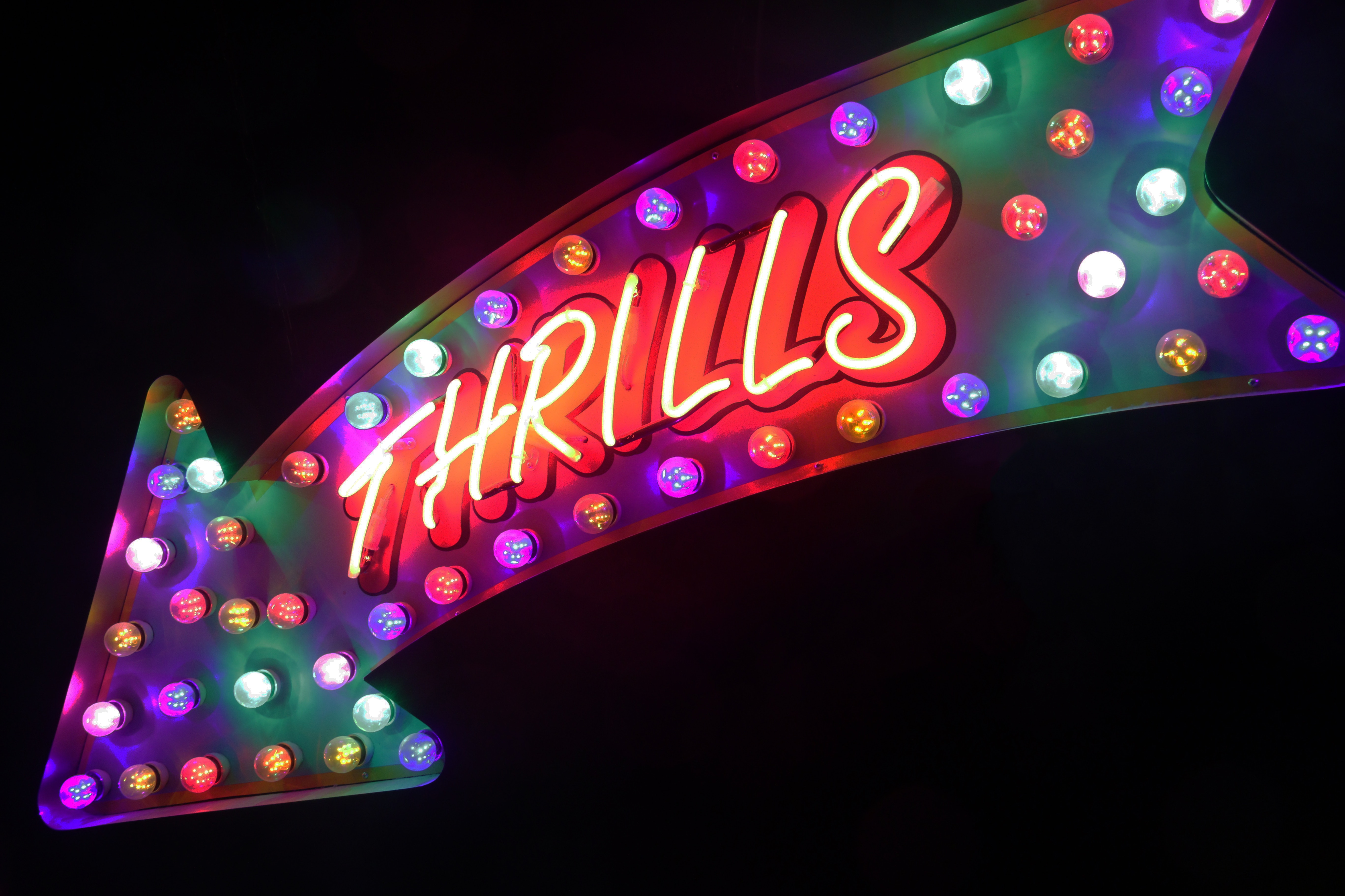 Neon arrow sign with the word THRILLS HD Wallpaper