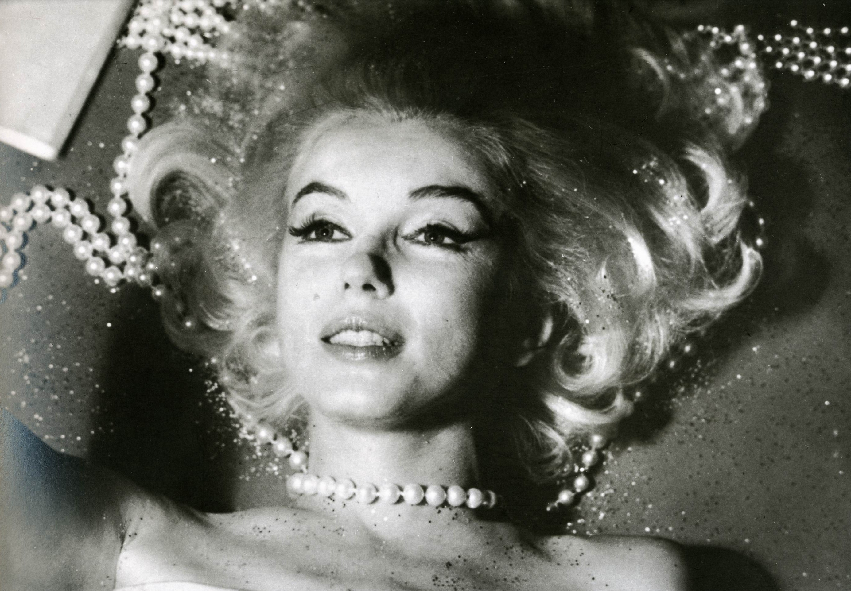 Marilyn Monroe with pearls and glitter HD Wallpaper