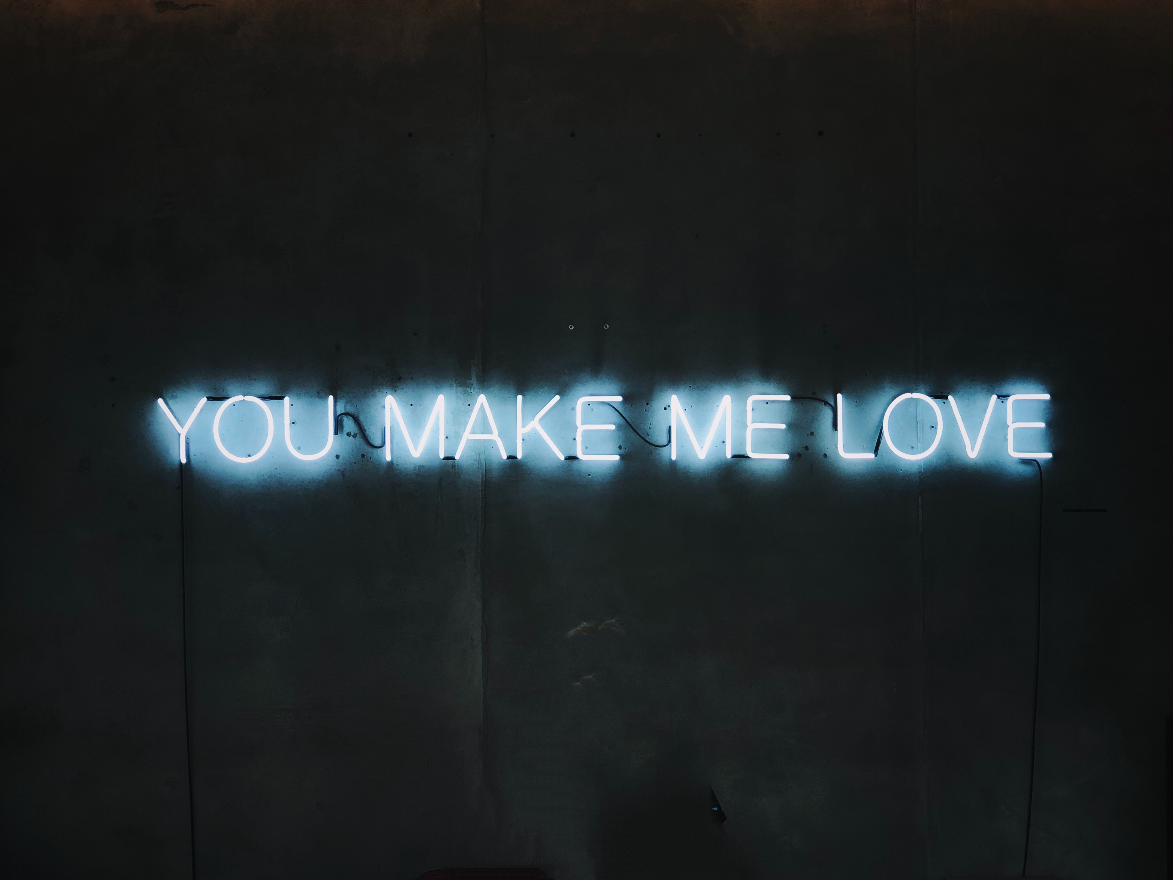 Blue neon sign that says "YOU MAKE ME LOVE" HD Wallpaper