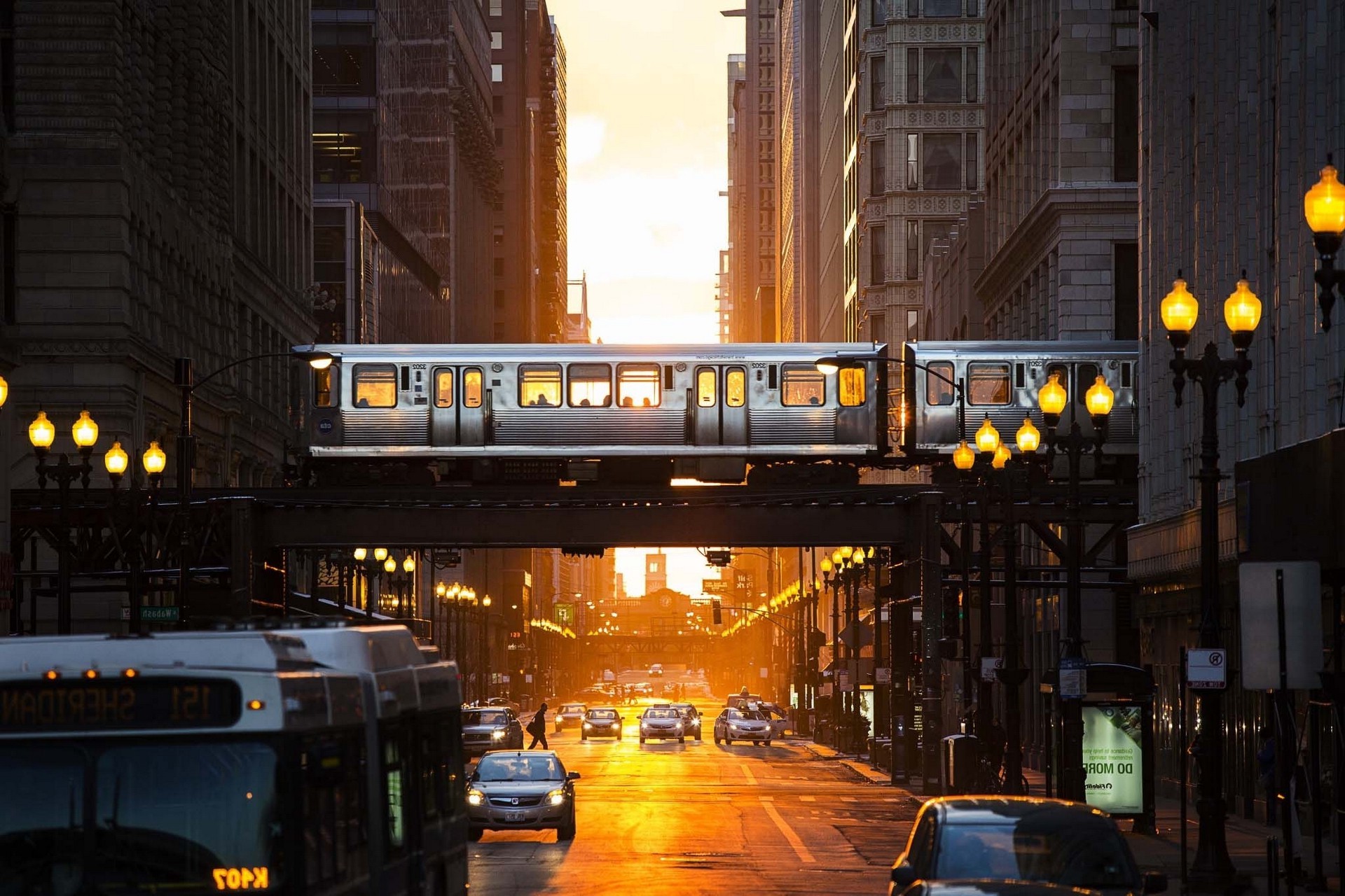 Chicago elevated train at sunset with traffic HD Wallpaper