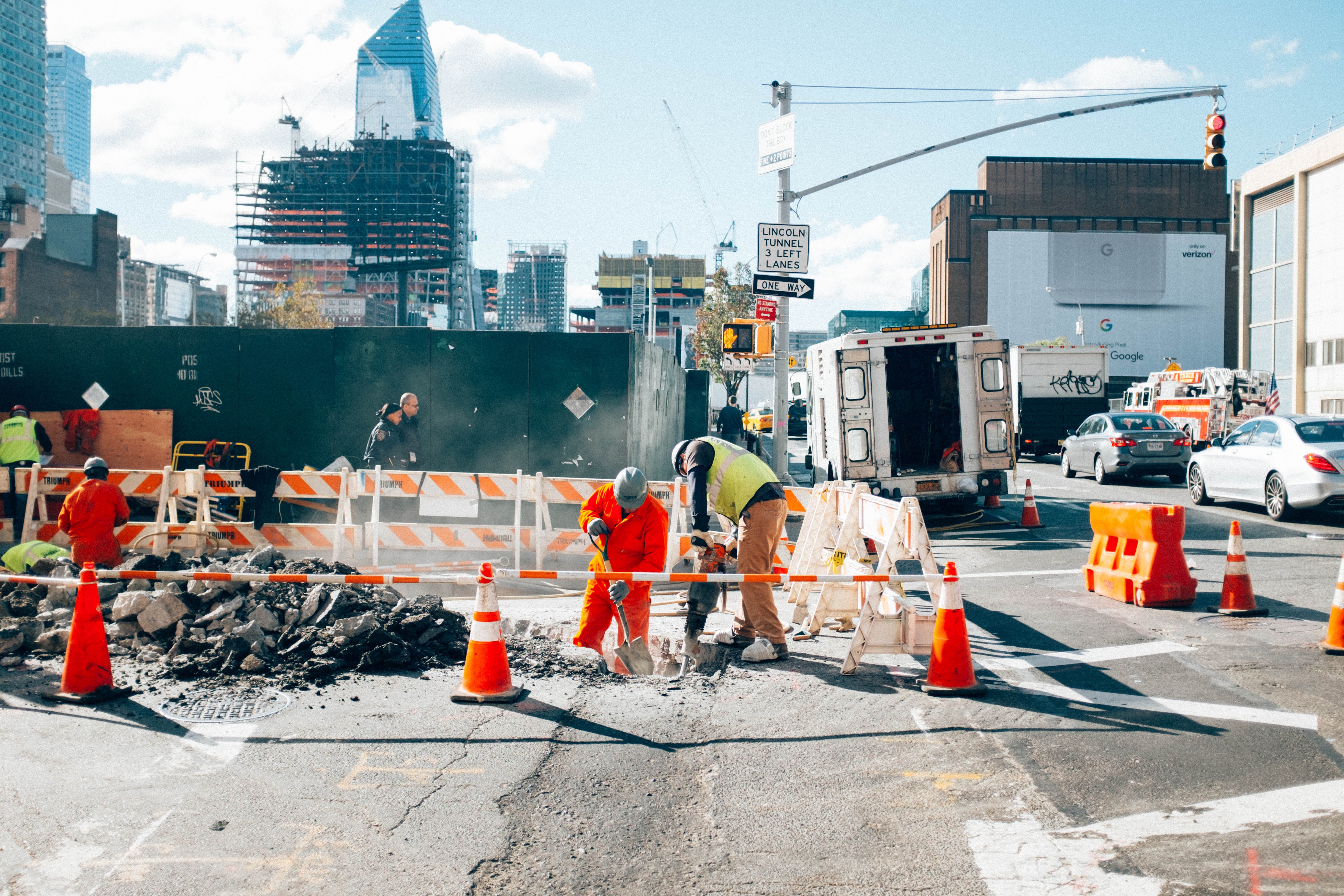 Construction workers digging on a New York City street HD Wallpaper