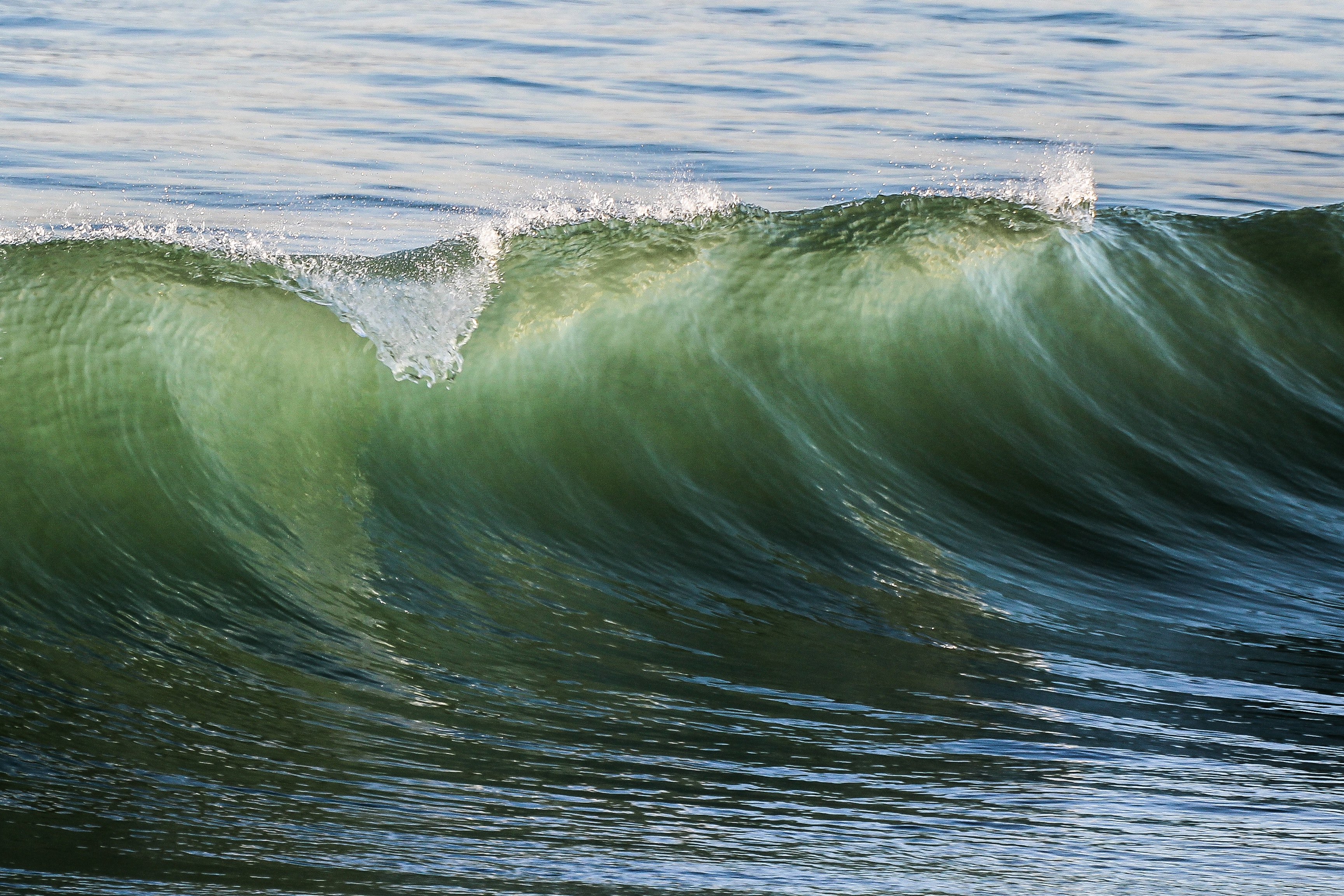 Green ocean wave curling with white foam HD Wallpaper