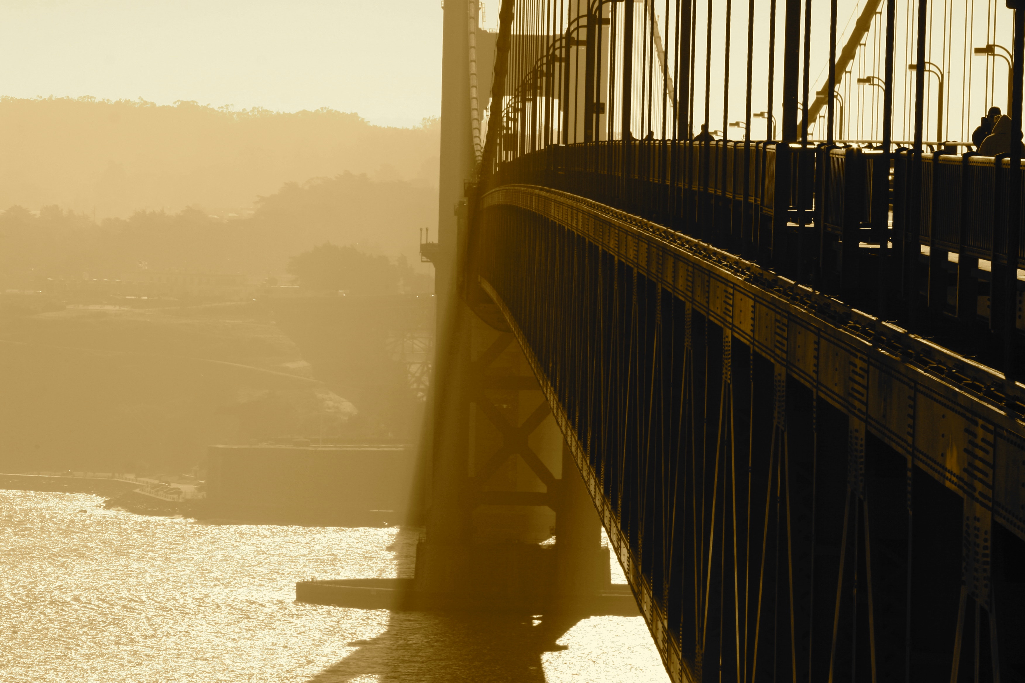 Golden Gate Bridge in hazy sunlight over water HD Wallpaper