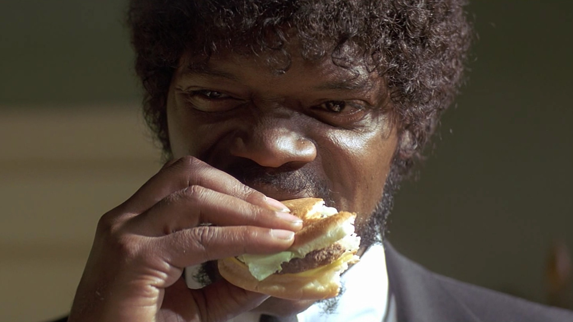 Samuel L. Jackson eating a burger in Pulp Fiction HD Wallpaper