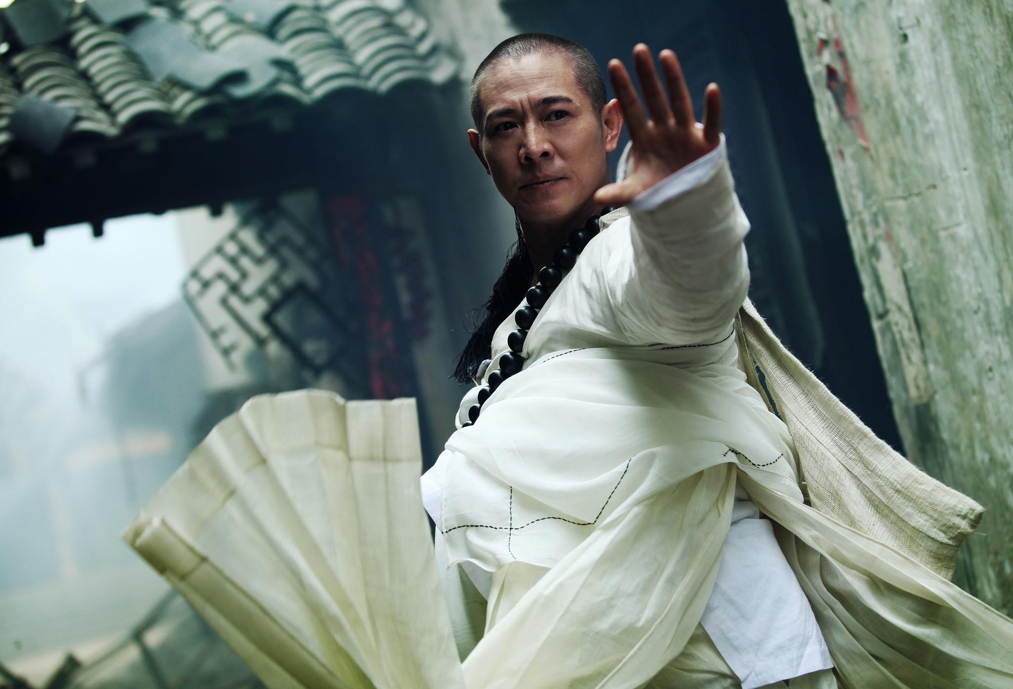 Jet Li as a monk in traditional attire HD Wallpaper