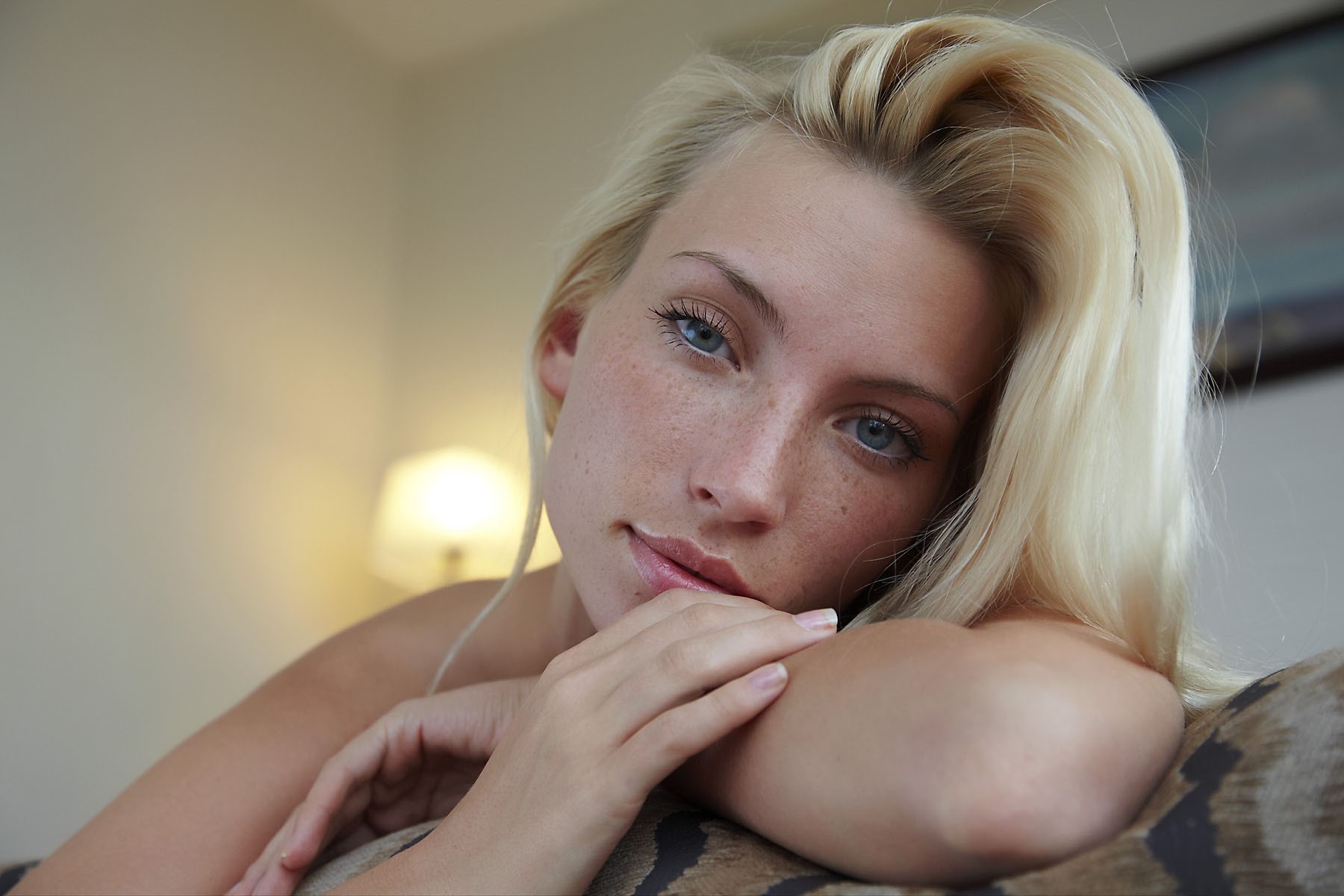 Woman with blonde hair and freckles looking at viewer HD Wallpaper