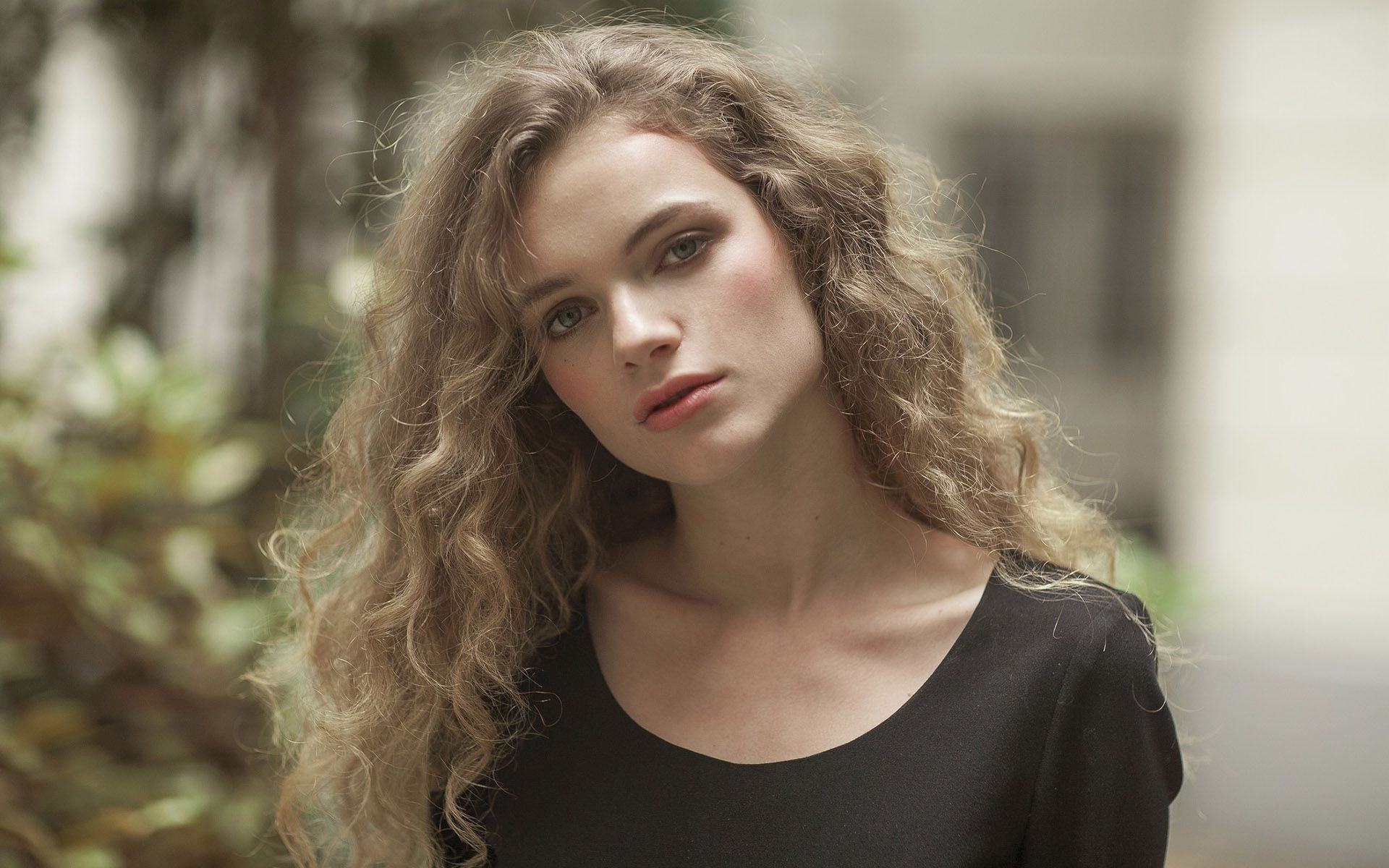 Woman with curly hair looking at viewer HD Wallpaper