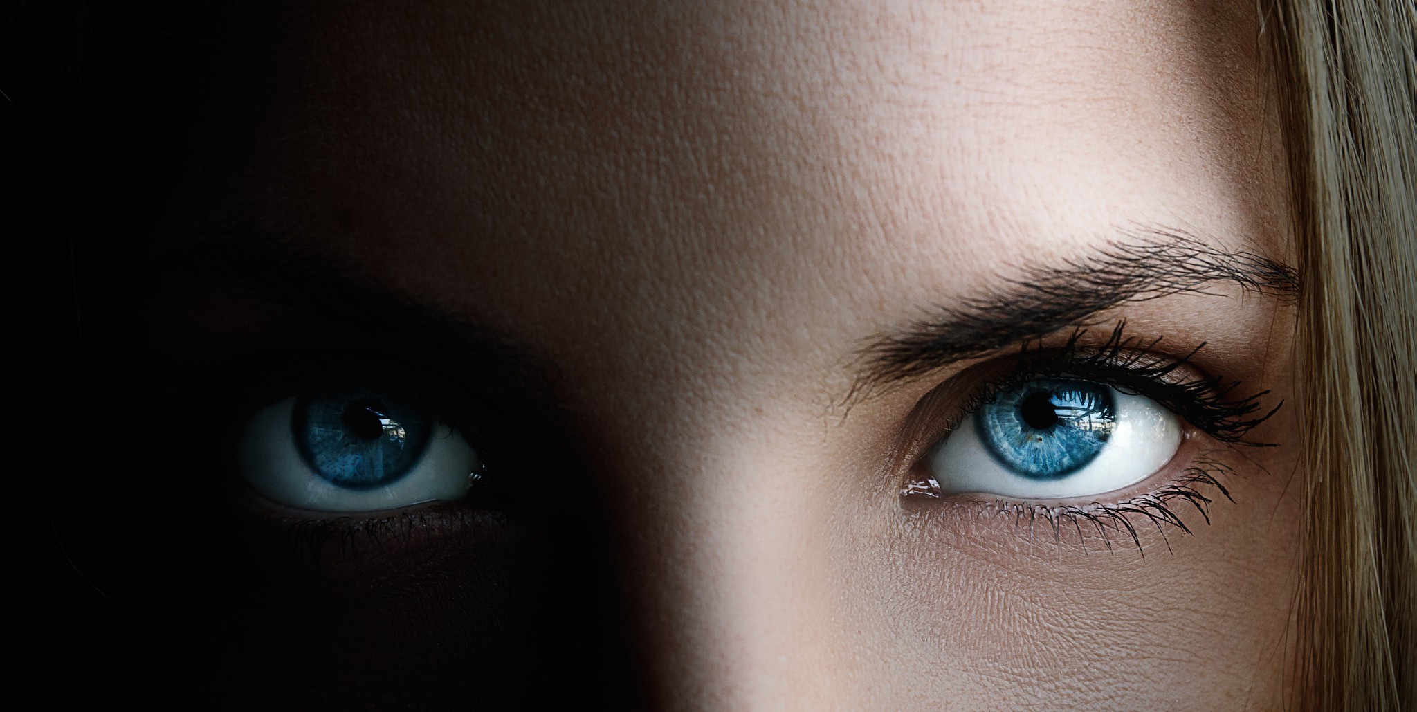 Close-up of a woman's blue eyes HD Wallpaper