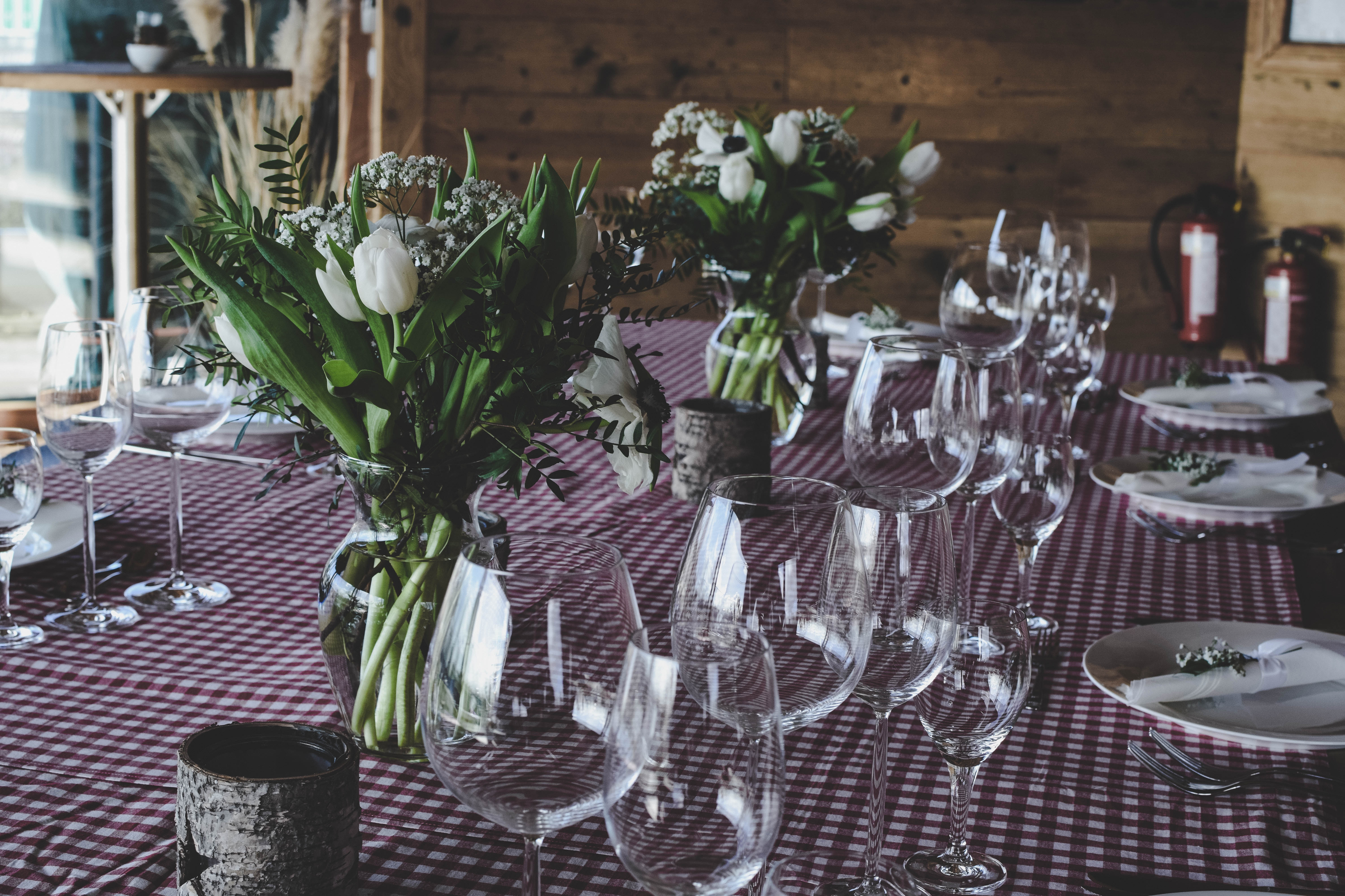 Table setting with flowers and wine glasses HD Wallpaper