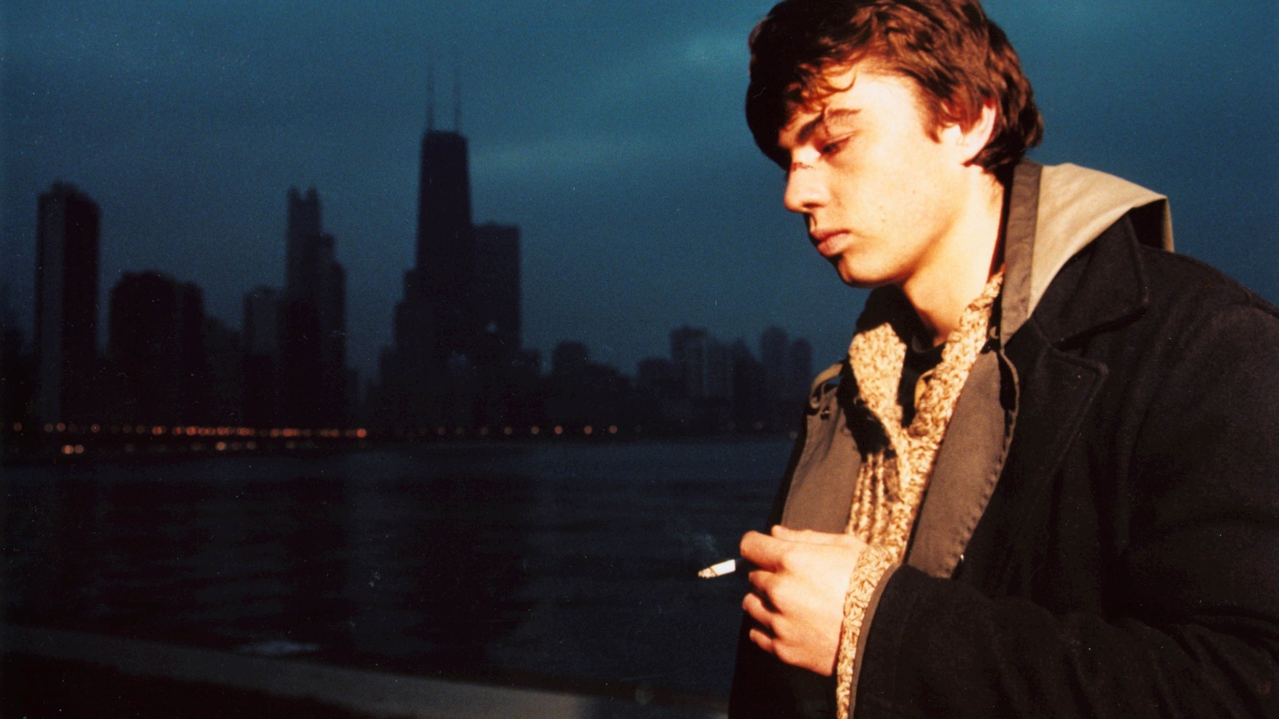 Sergei Bodrov Jr. smoking in front of Chicago skyline HD Wallpaper