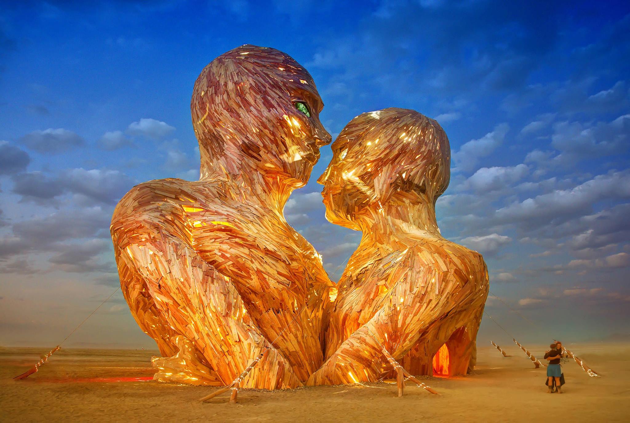 The Embrace sculpture at Burning Man HD Wallpaper