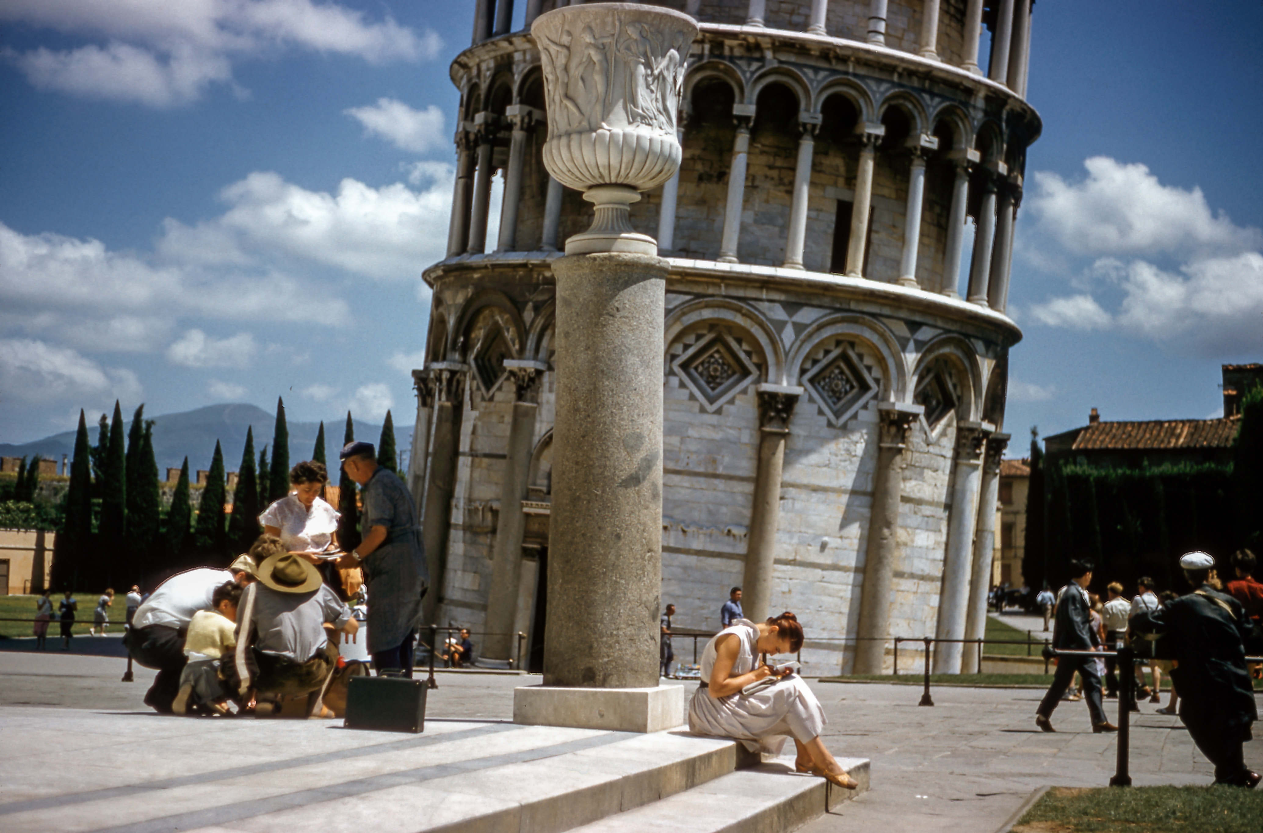 Leaning Tower of Pisa with tourists HD Wallpaper