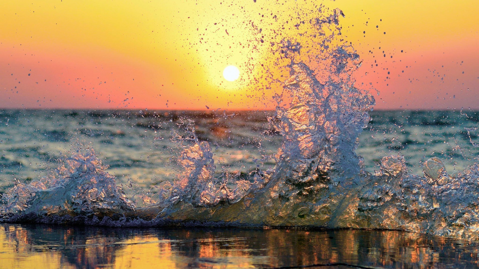 Sunset Over Ocean Waves Splashing Shoreline HD Wallpaper