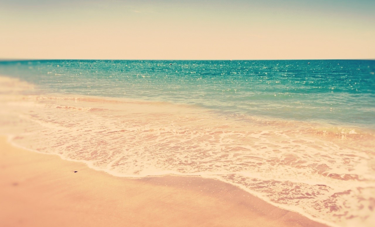 Beach with gentle waves and sand HD Wallpaper