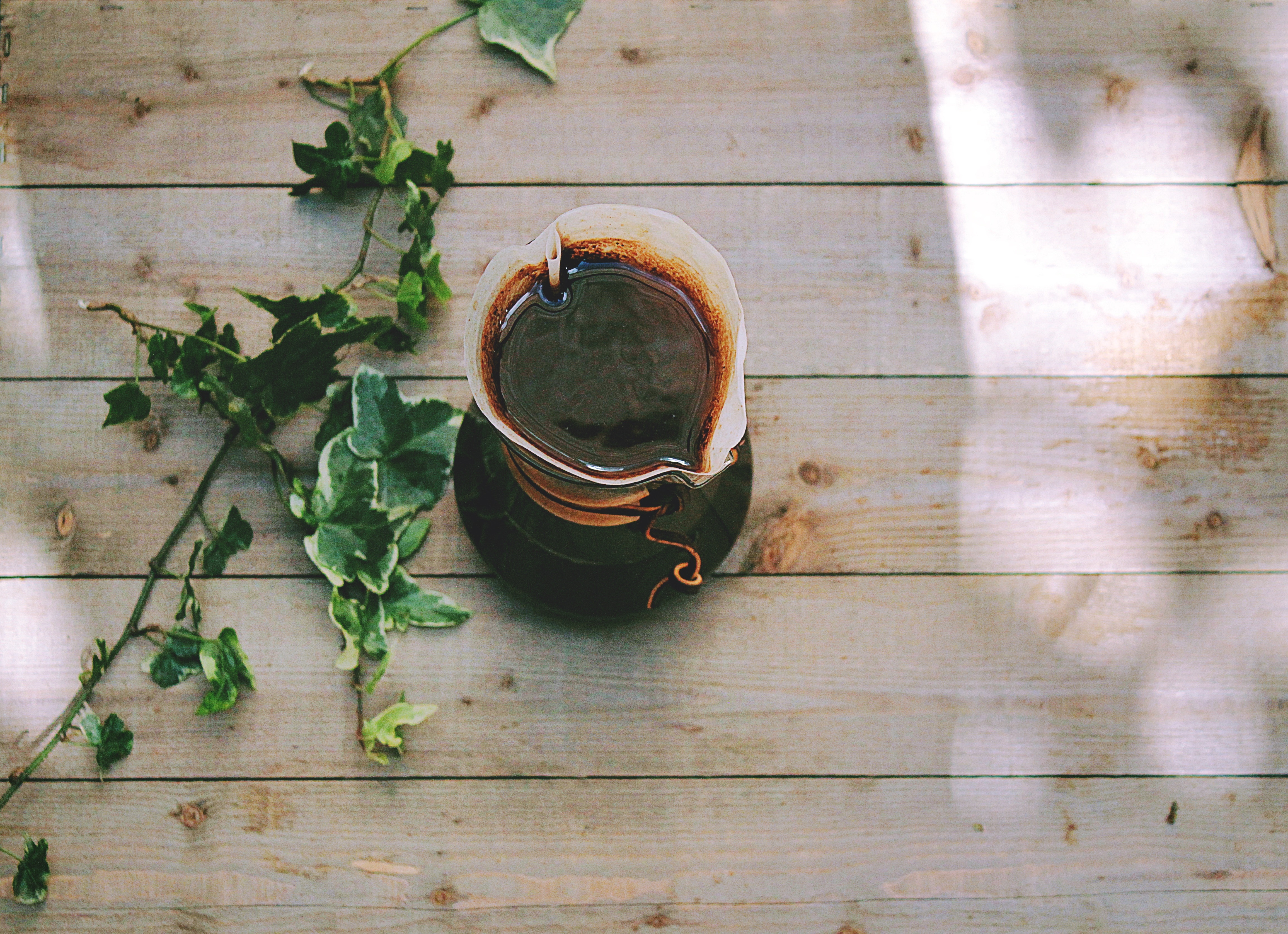 Coffee in a Chemex with Ivy on Wood HD Wallpaper
