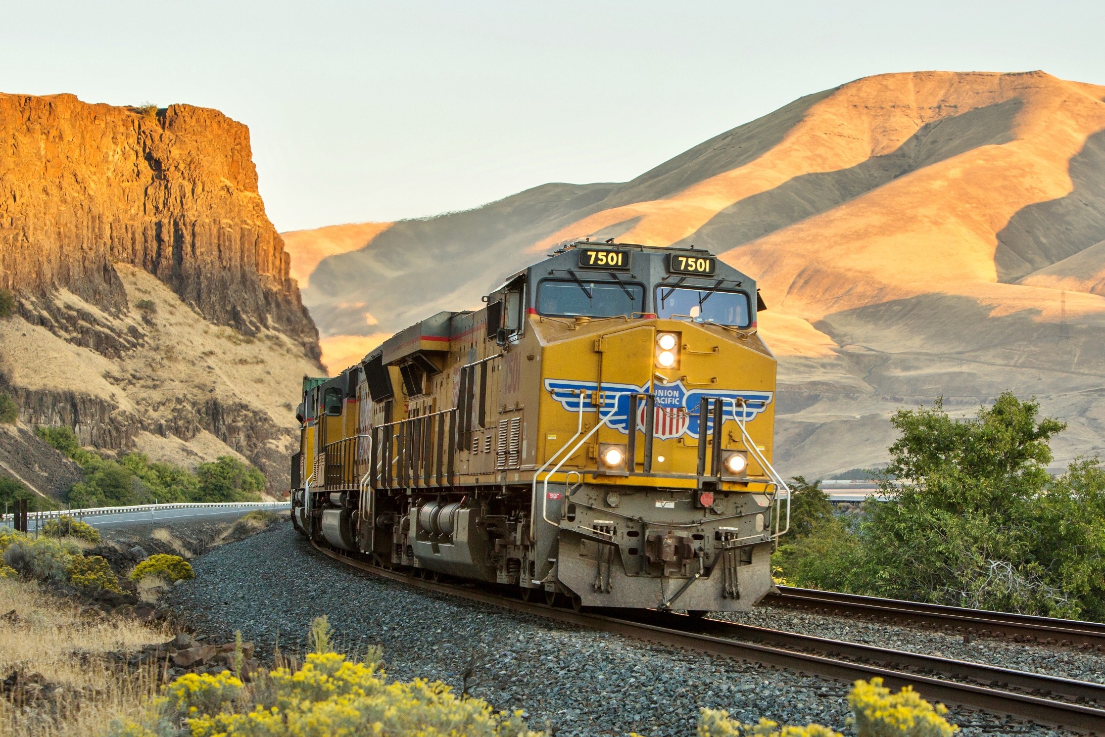 Union Pacific train 7501 in a desert landscape HD Wallpaper
