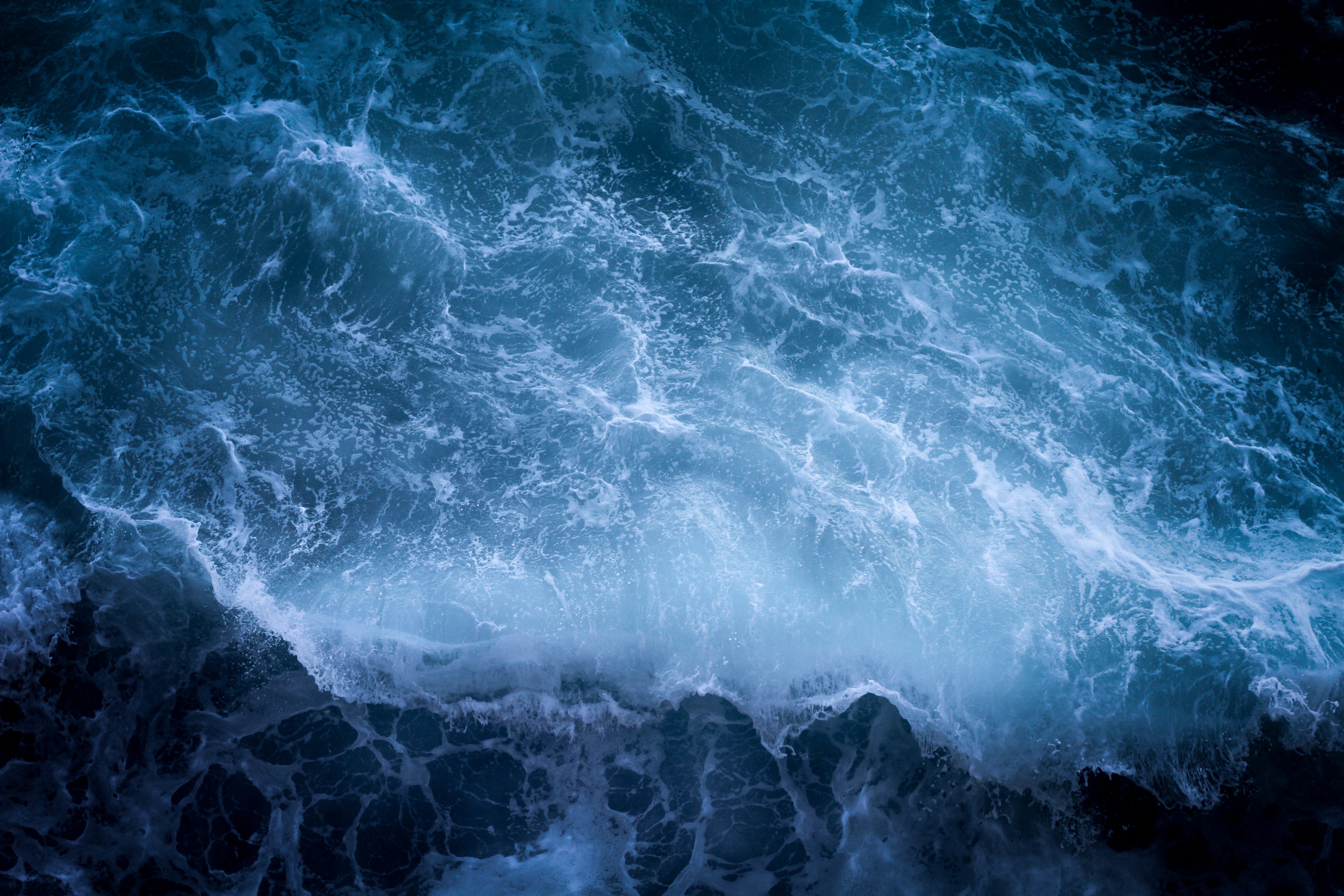 Ocean waves with sea foam HD Wallpaper