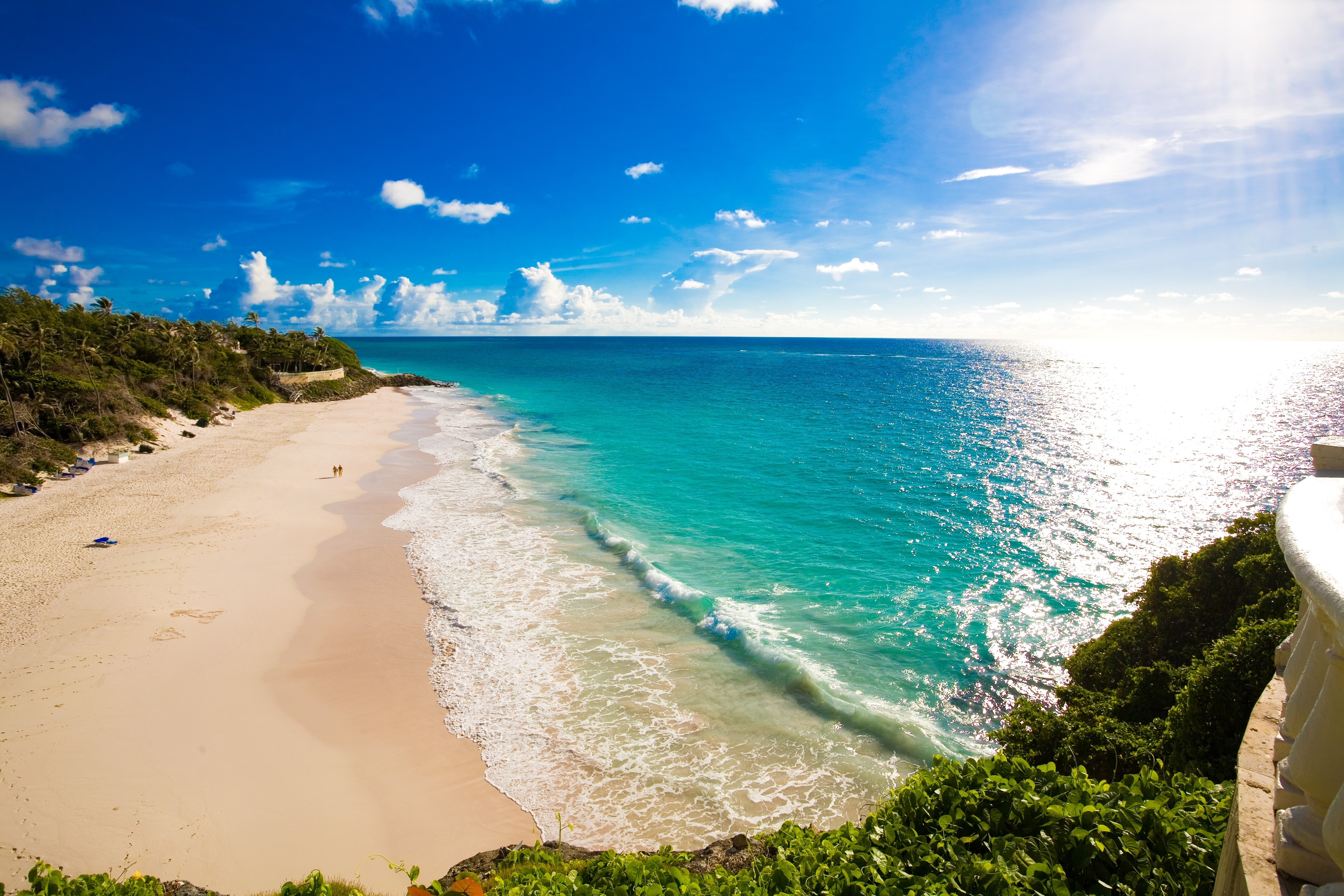 Tropical beach with turquoise water and white sand HD Wallpaper