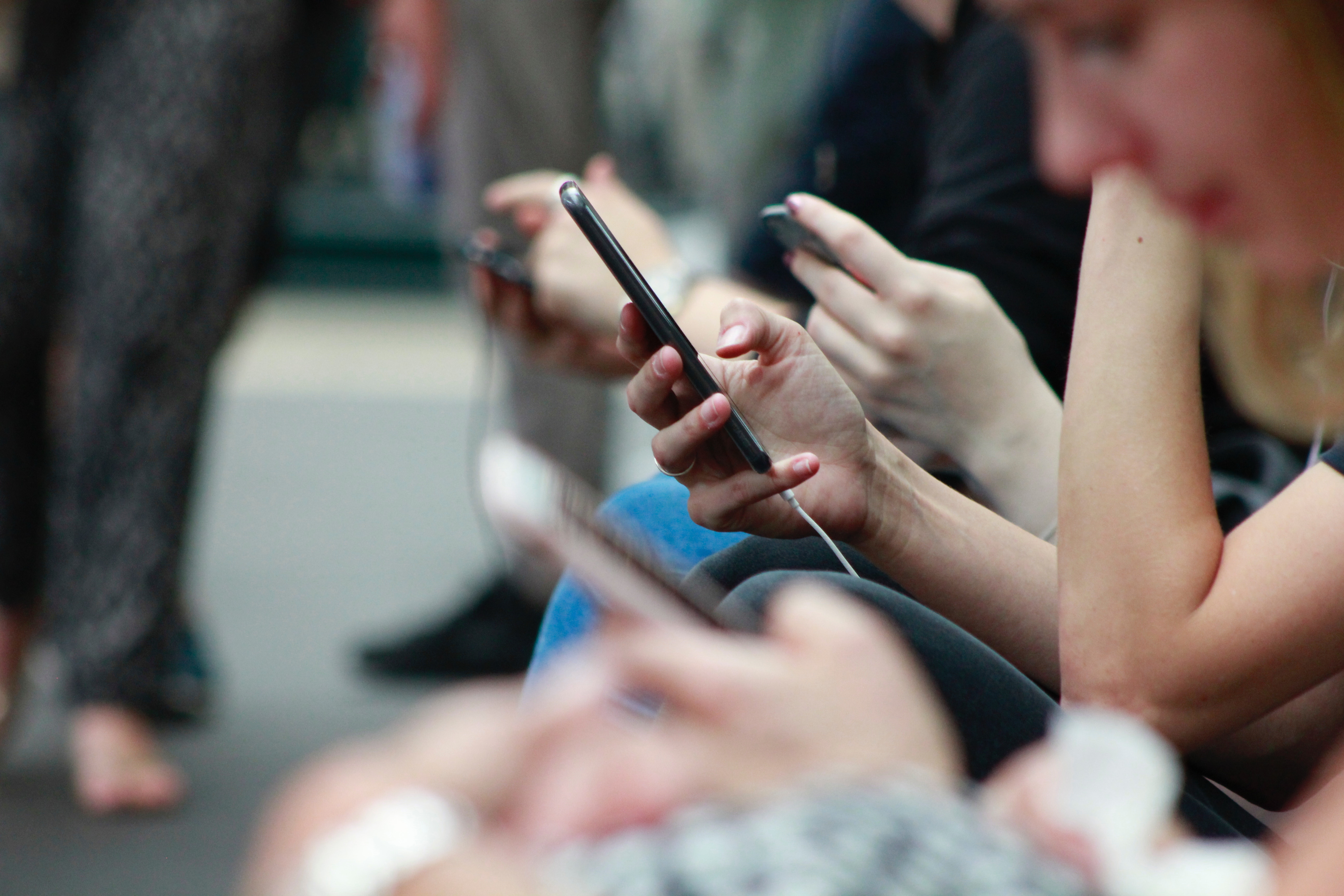 People using cell phones in public HD Wallpaper