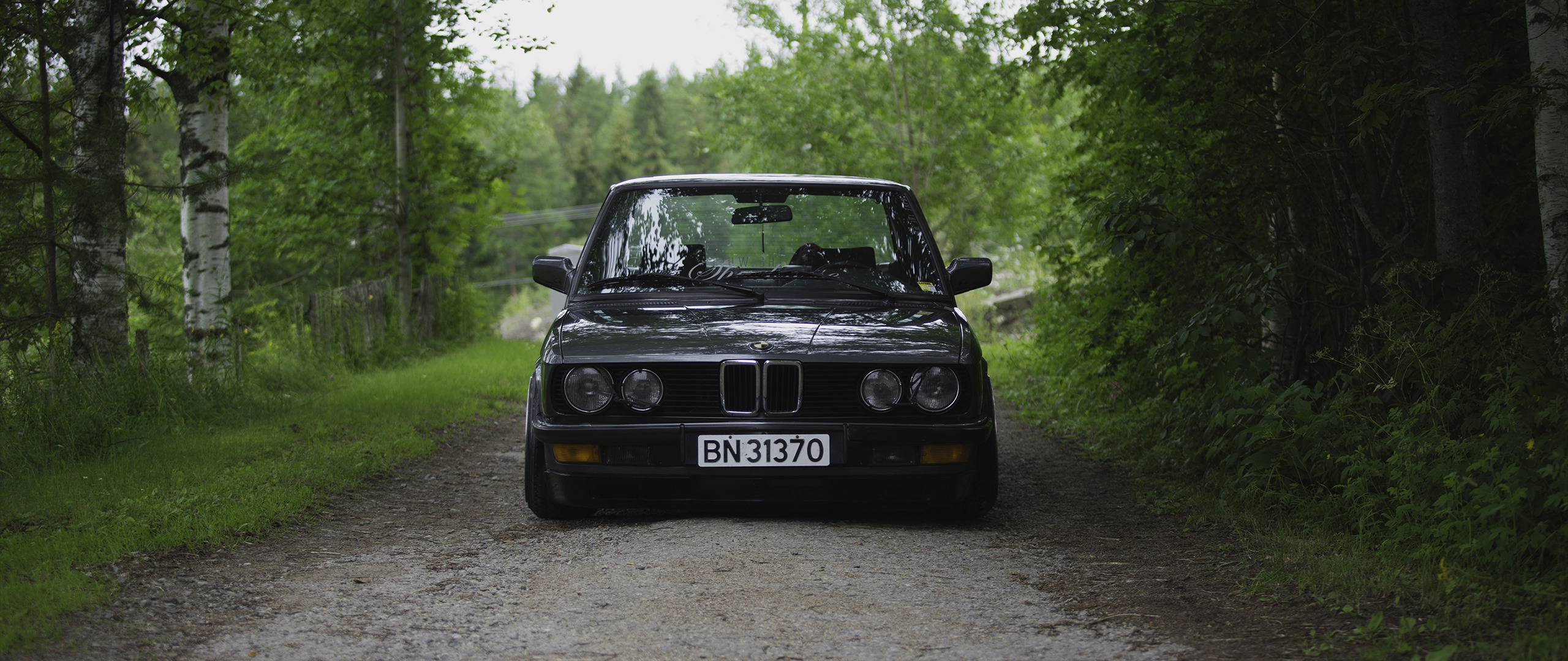 BMW E28 5 Series on a dirt road HD Wallpaper