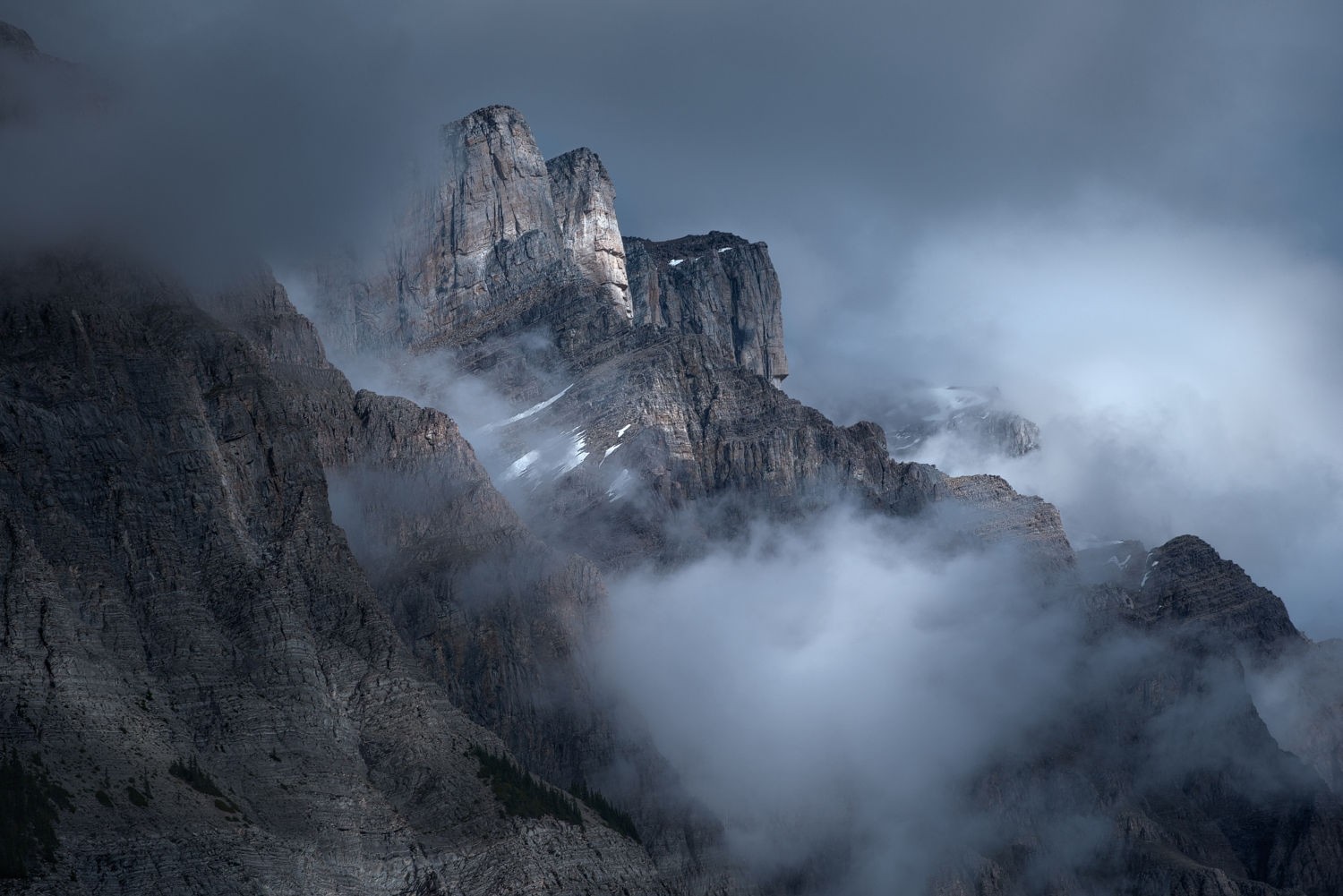 Misty Mountains in Canada HD Wallpaper