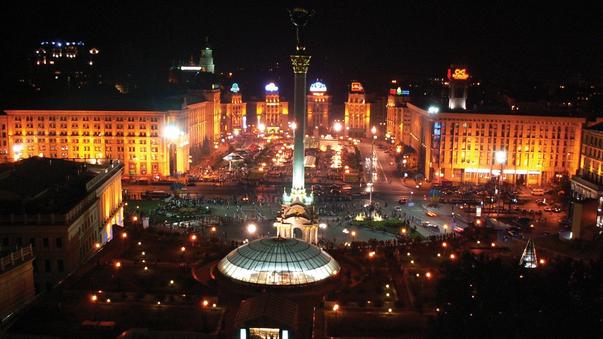 Independence Square Kyiv at night HD Wallpaper