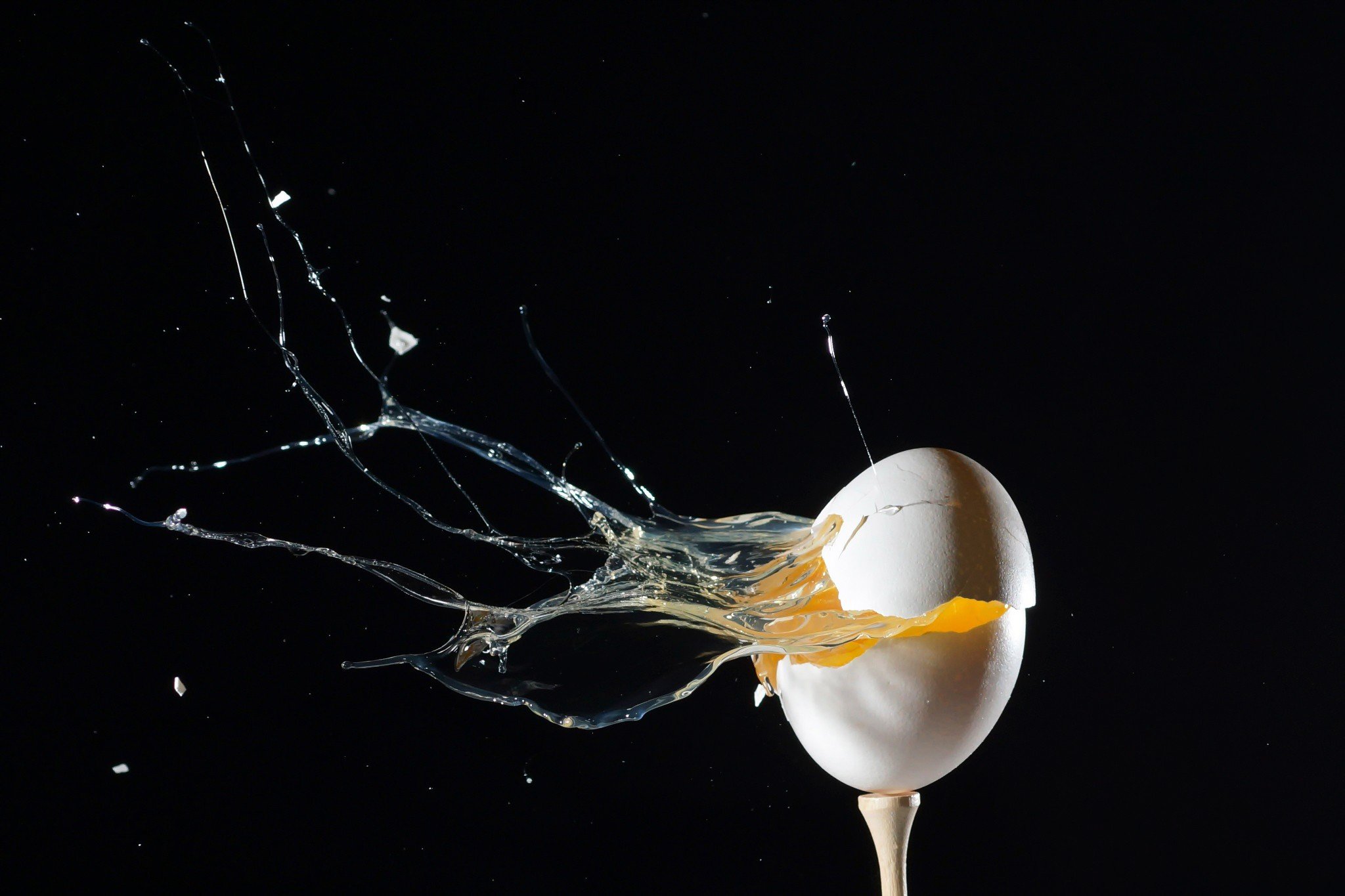 Egg breaking on a tee HD Wallpaper