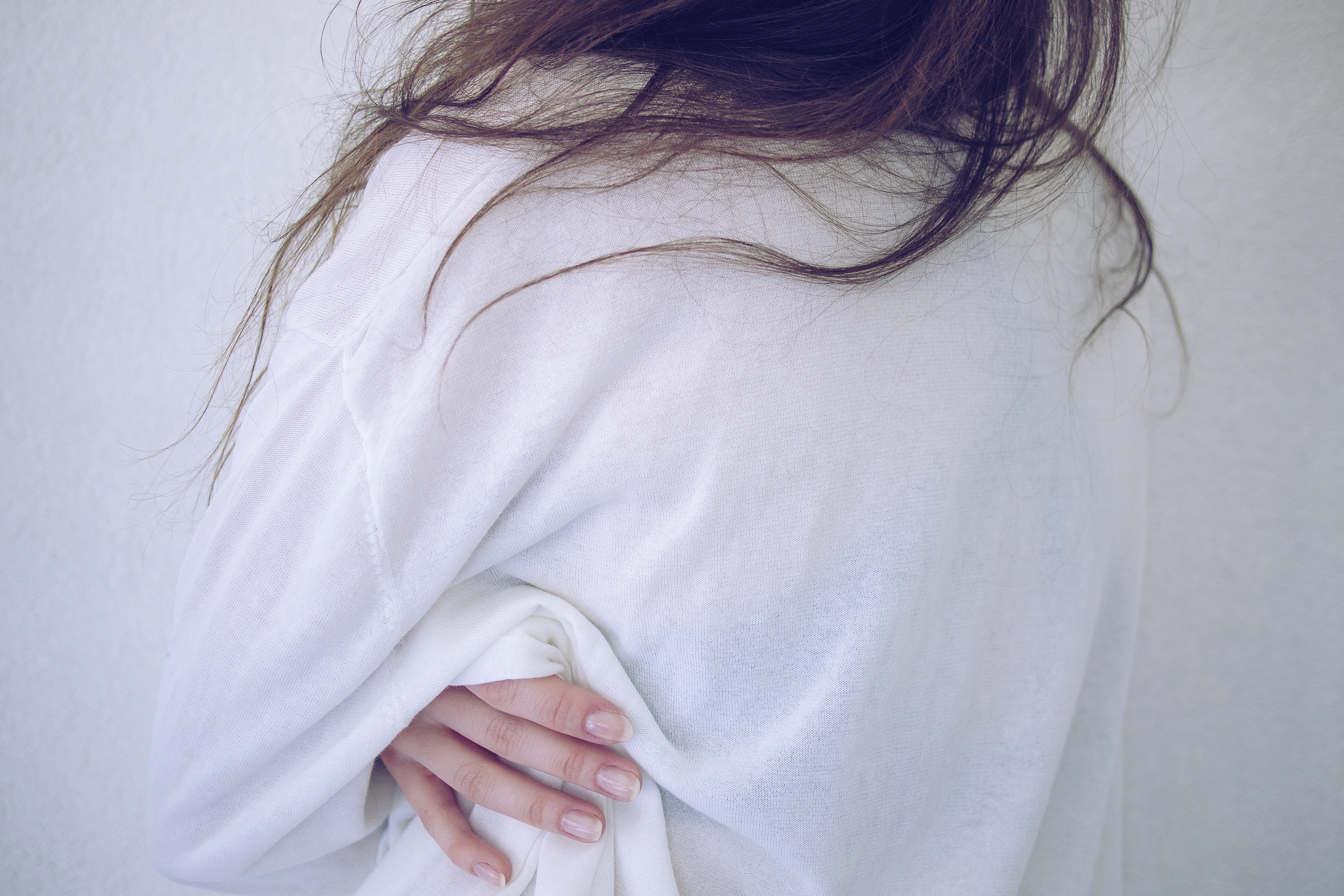 Person in white sweatshirt with messy hair HD Wallpaper