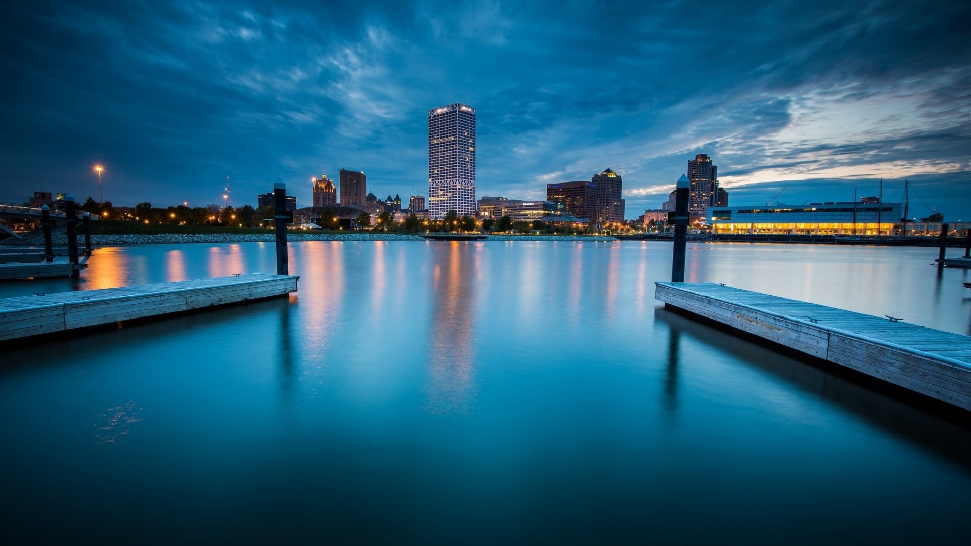 Milwaukee Wisconsin cityscape at dusk over water HD Wallpaper