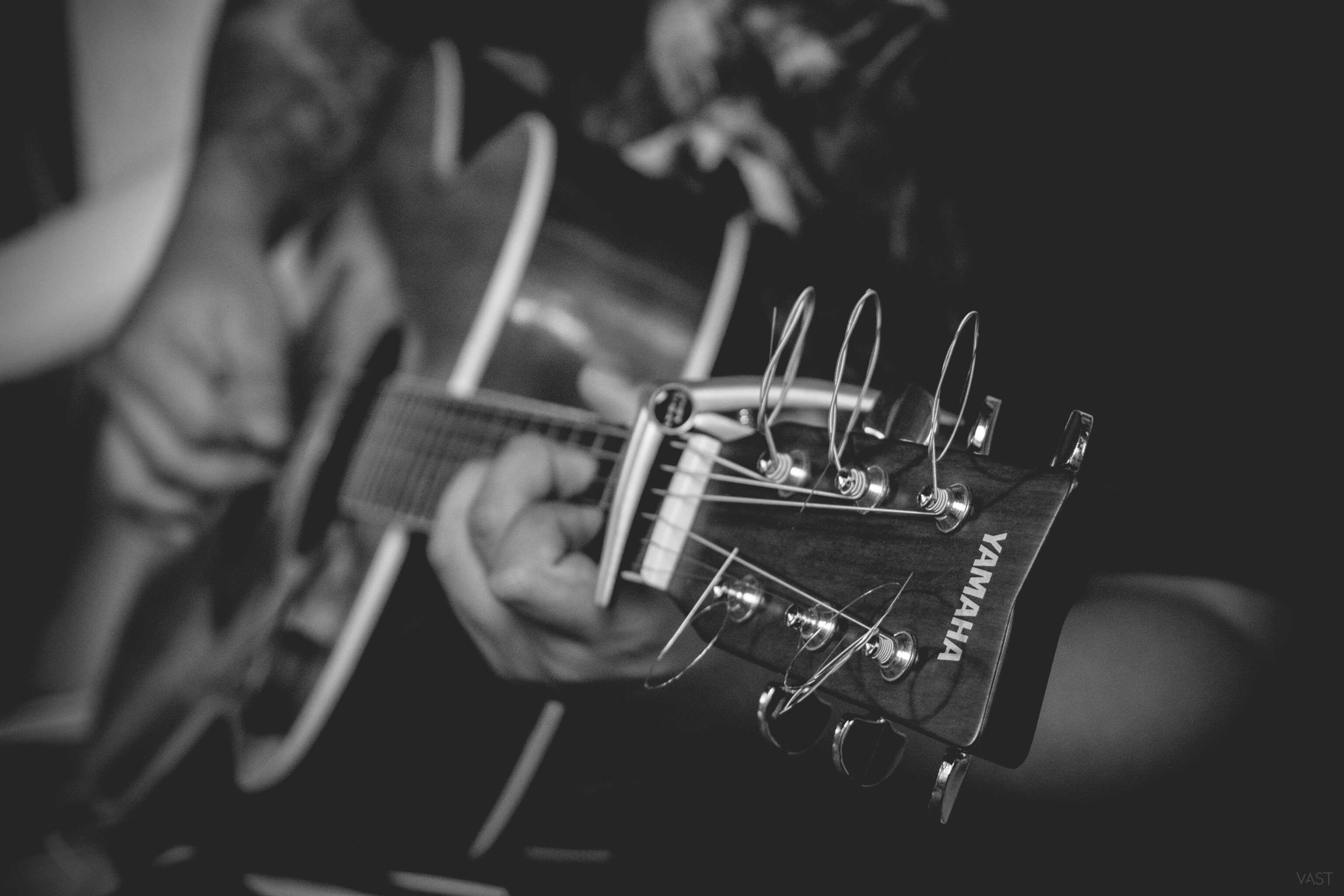 Yamaha guitar headstock with strings and tuning pegs HD Wallpaper