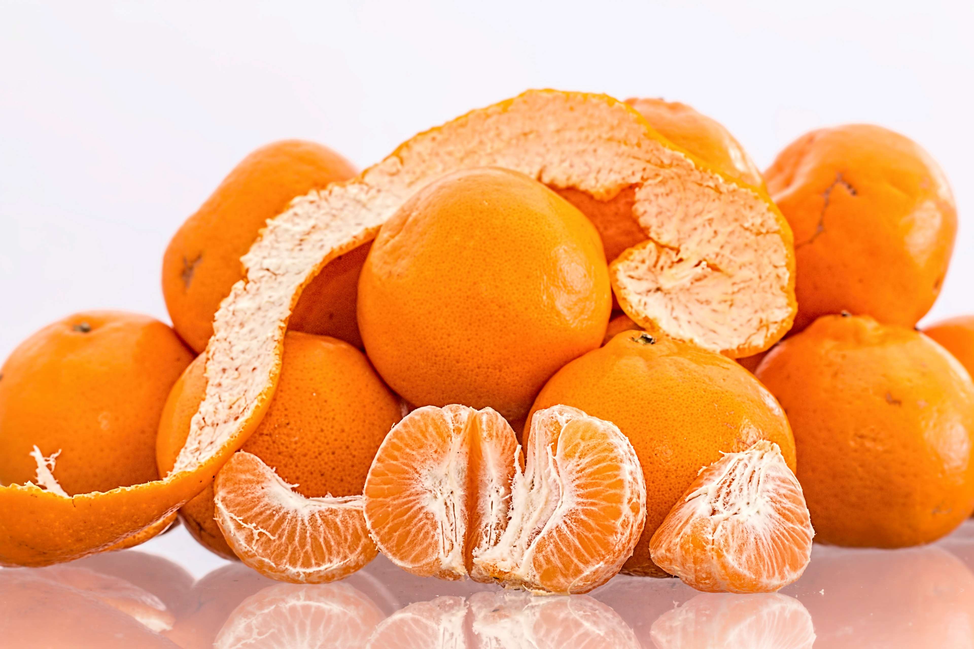 Pile of peeled and whole tangerines HD Wallpaper