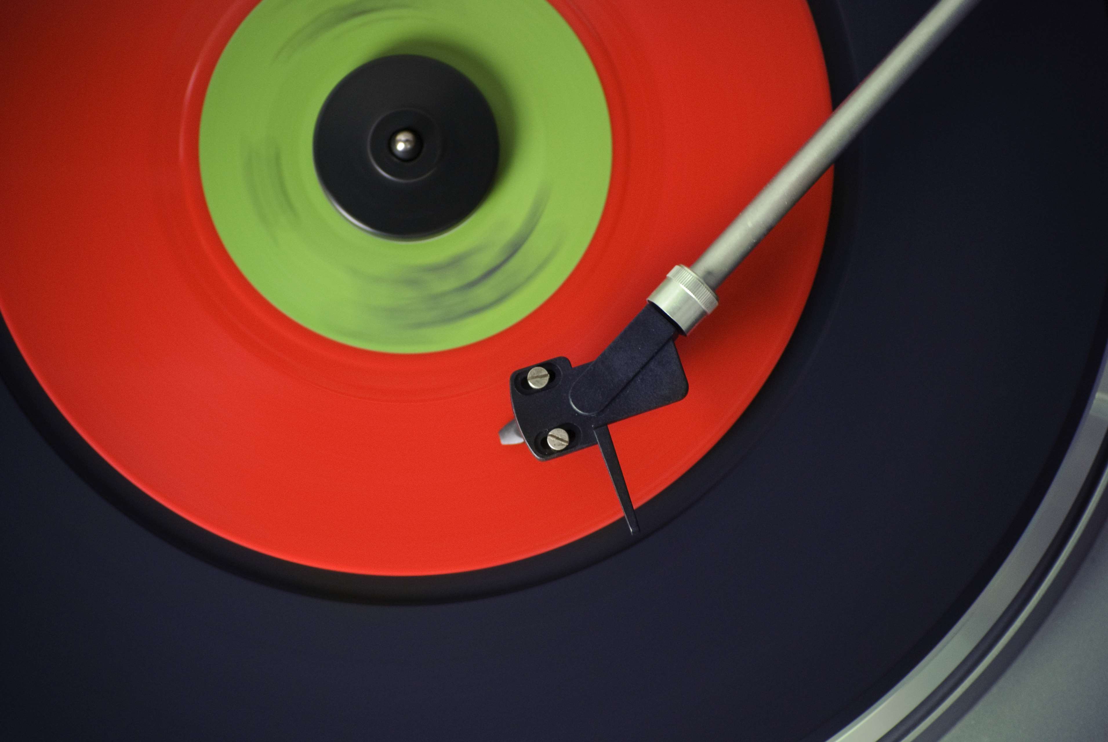 Close-up of a spinning vinyl record on a turntable HD Wallpaper