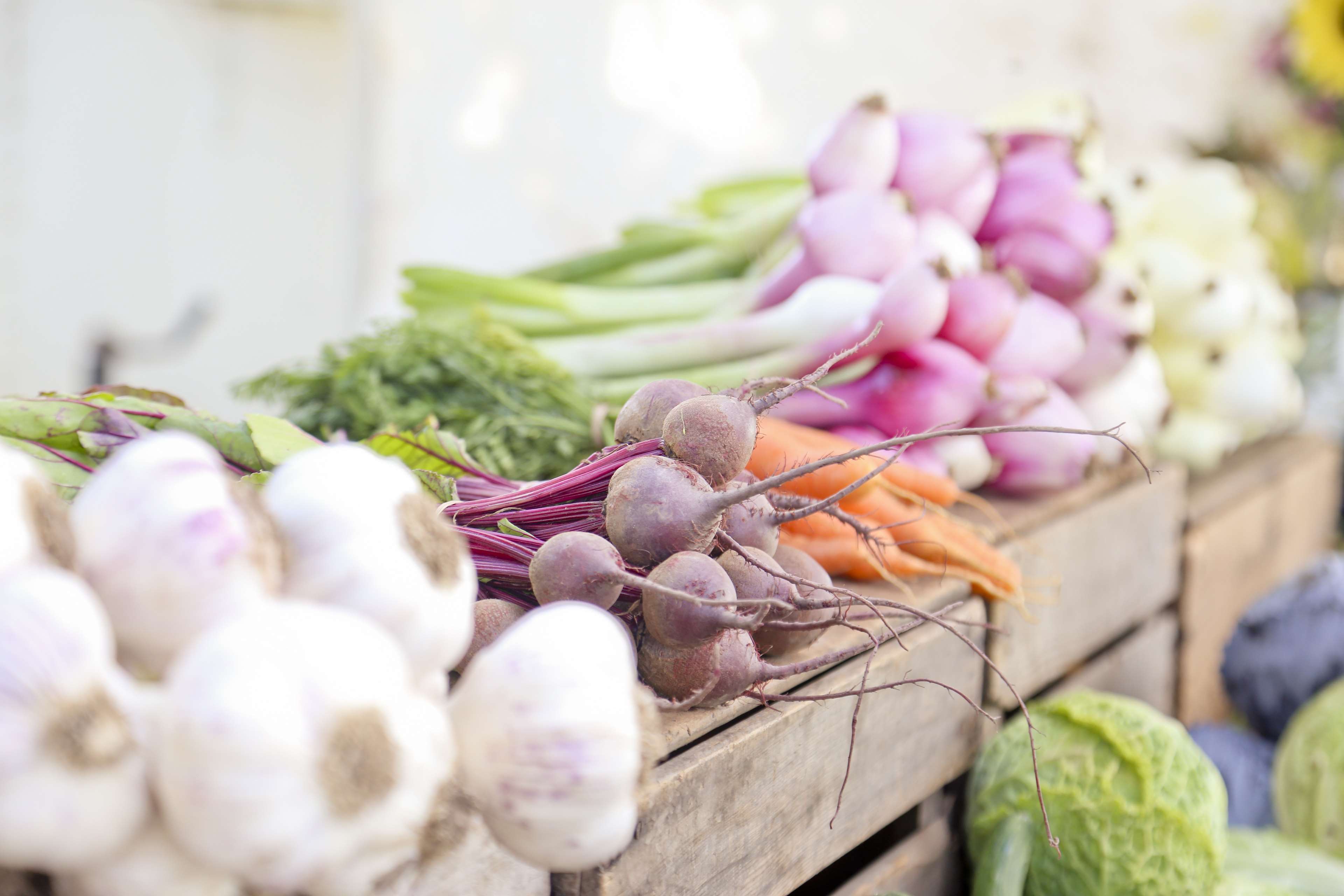 Beets, carrots, and other vegetables at a farmers market HD Wallpaper