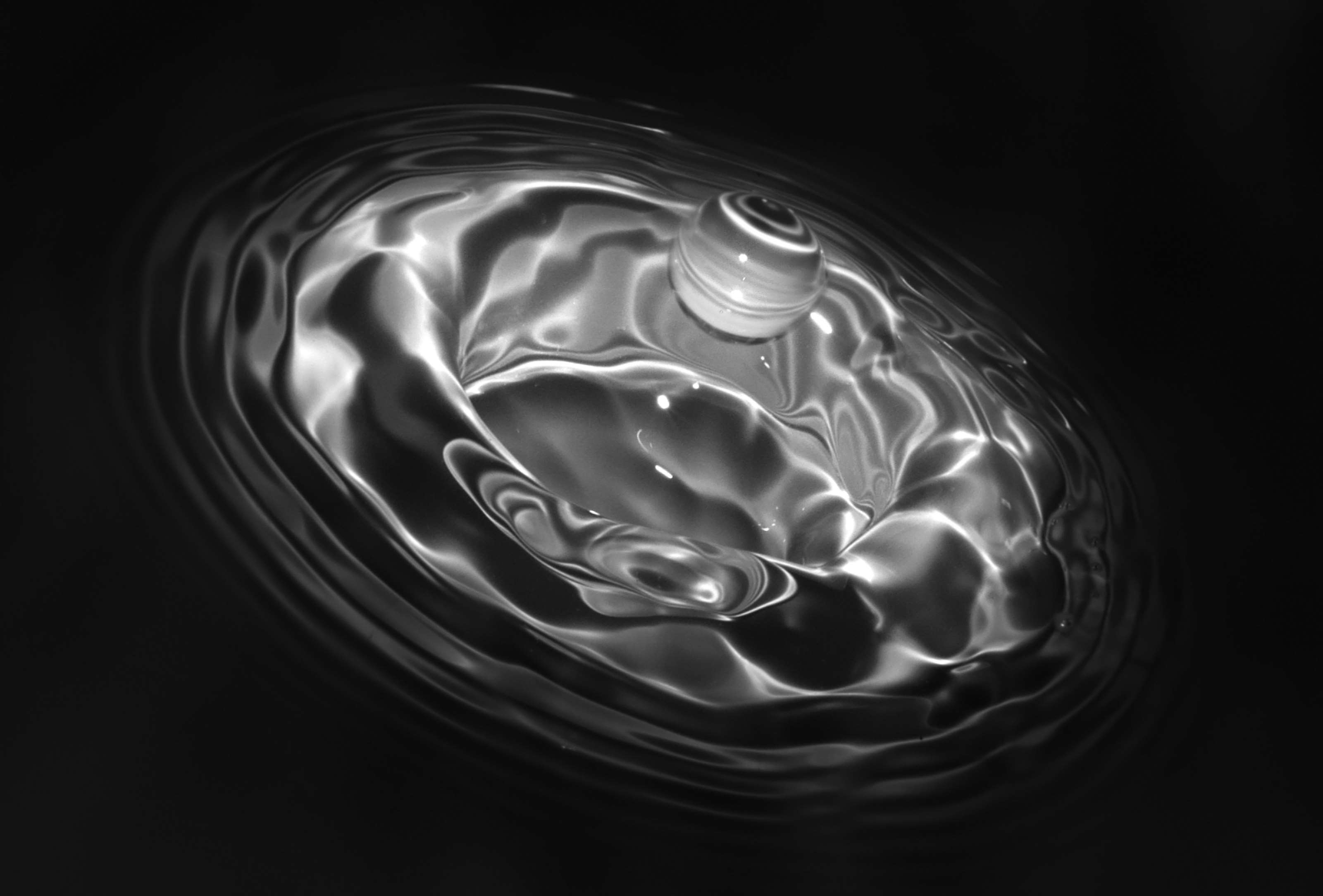 Water drop creating ripples and splash HD Wallpaper