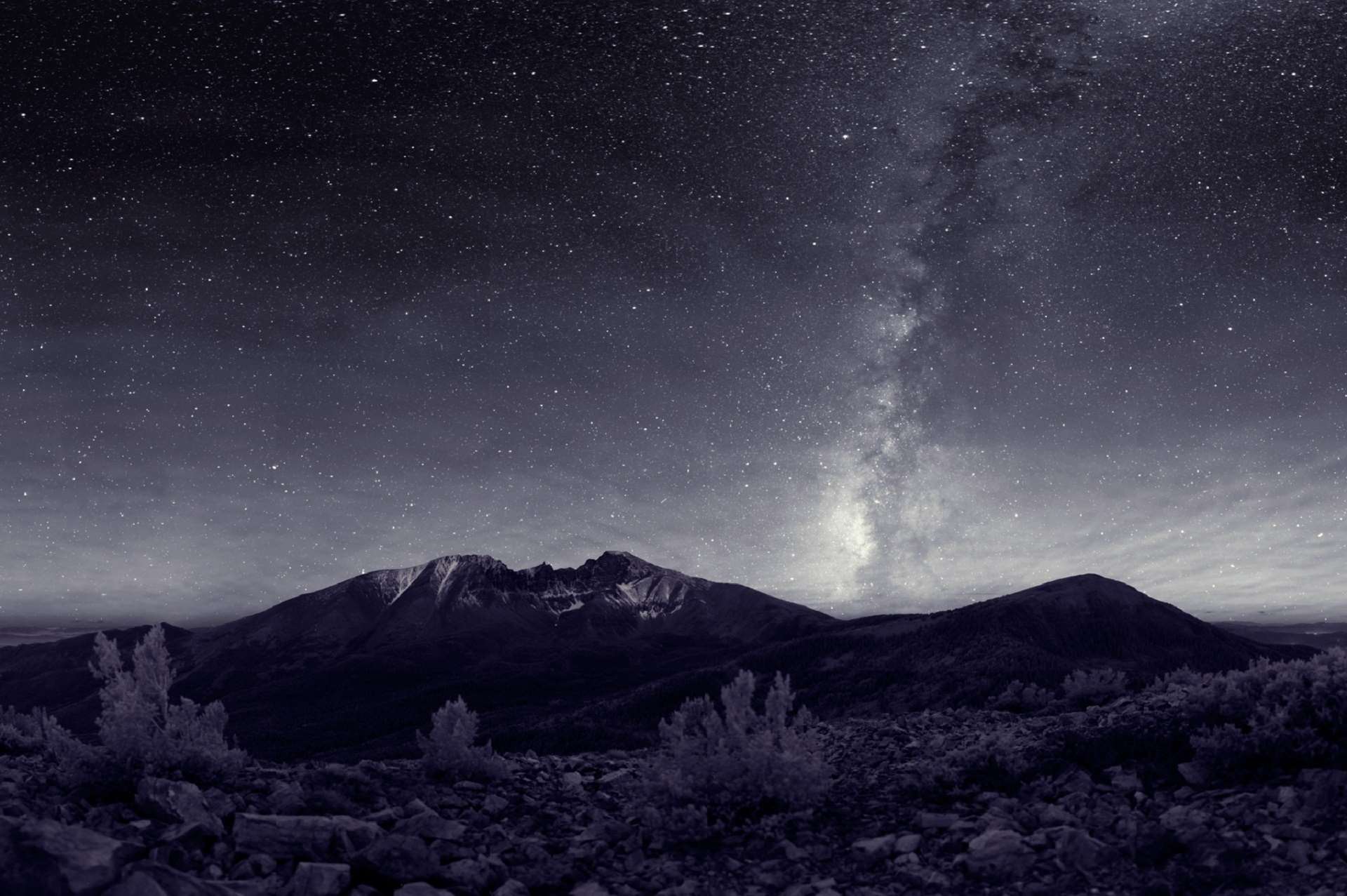 Milky Way over Wheeler Peak in Great Basin National Park HD Wallpaper