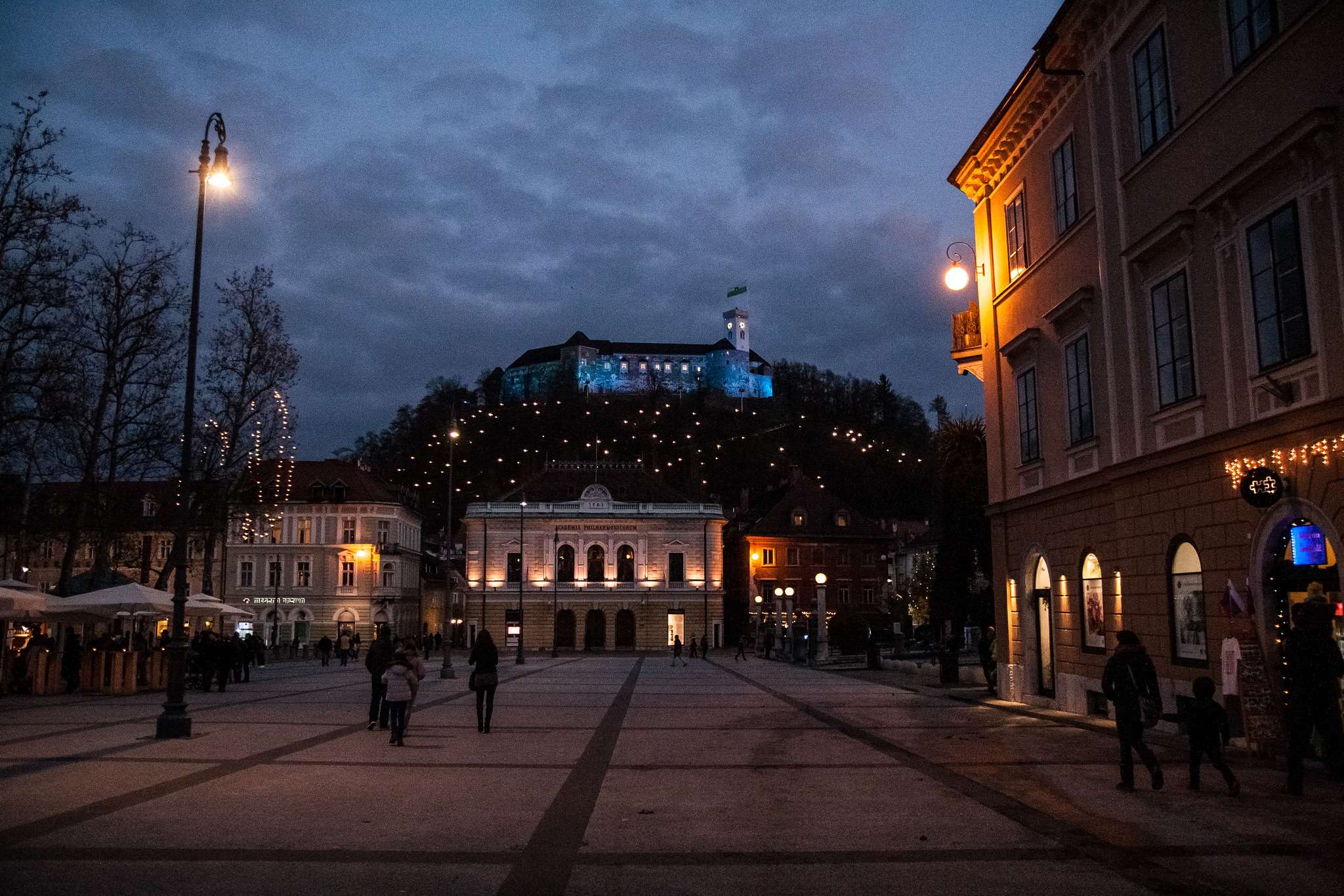 Ljubljana Castle at night with town square HD Wallpaper