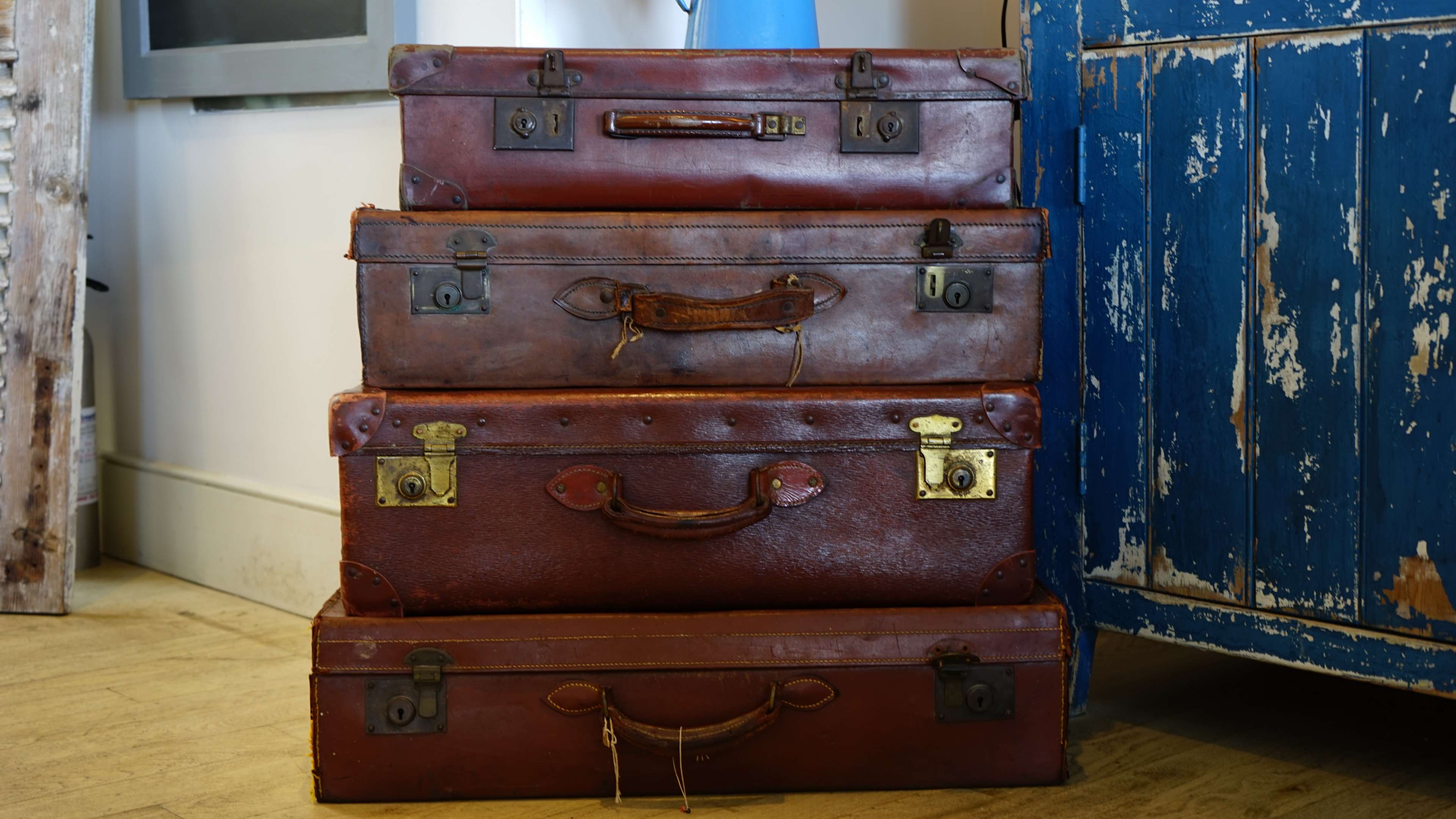 Stack of vintage brown leather suitcases HD Wallpaper