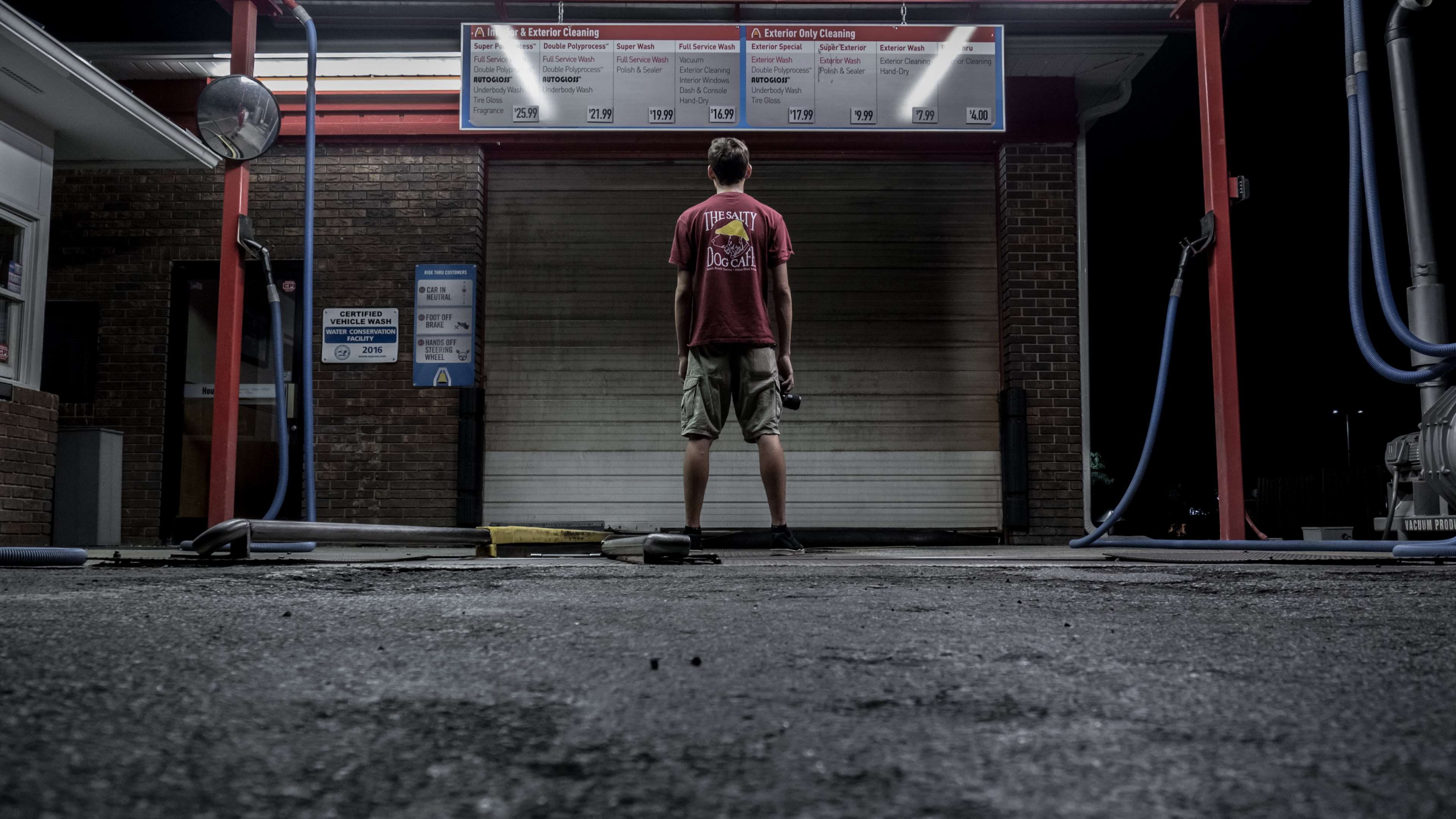 Man at a car wash at night 4K HD Wallpaper