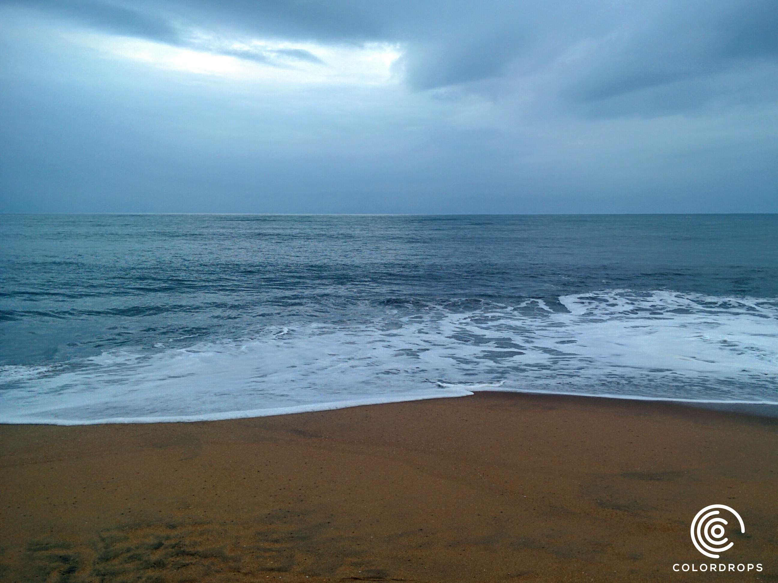 Beach with waves and cloudy sky HD Wallpaper