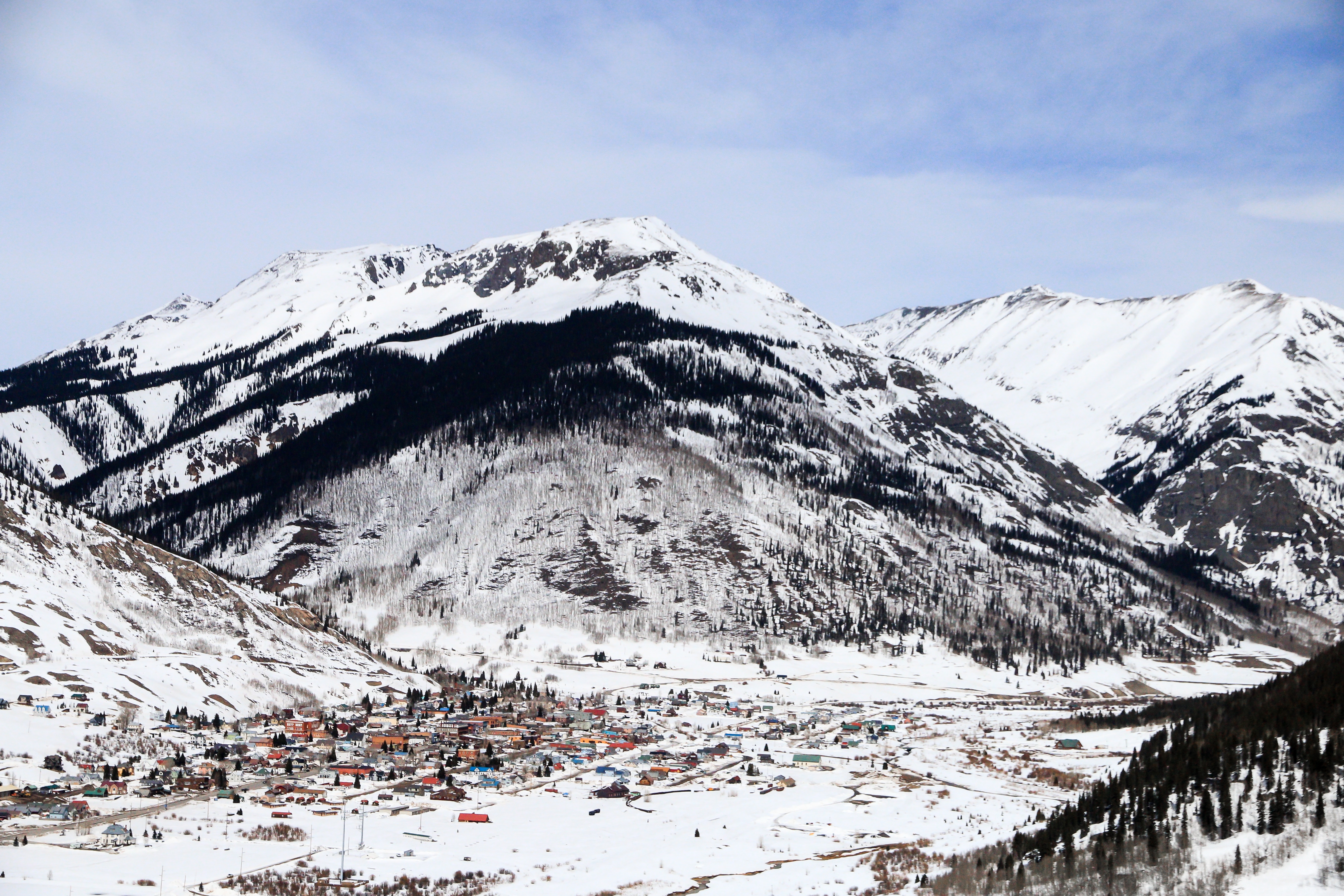 Snowy village nestled in the Colorado mountains HD Wallpaper