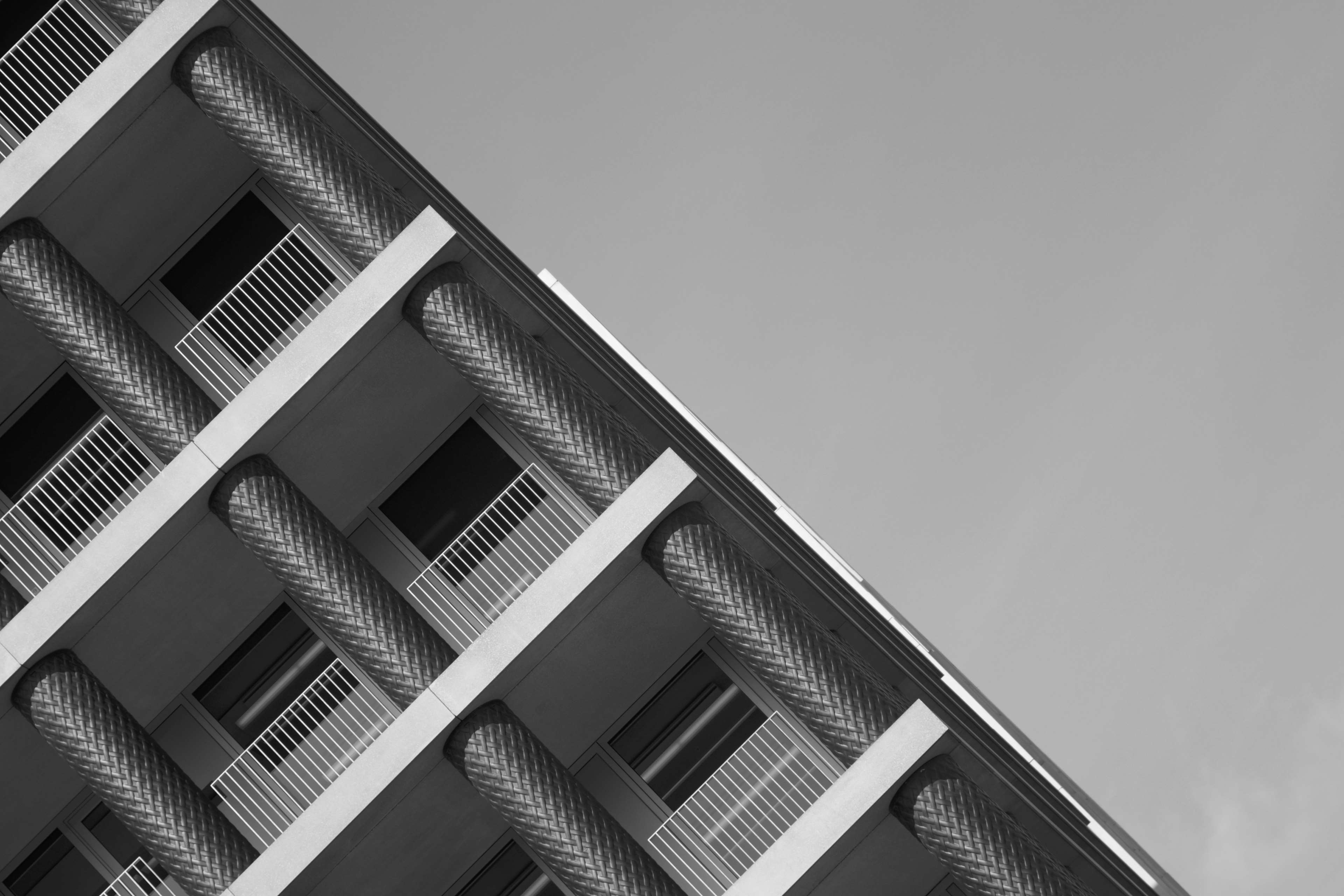 Black and white architectural detail of a building HD Wallpaper