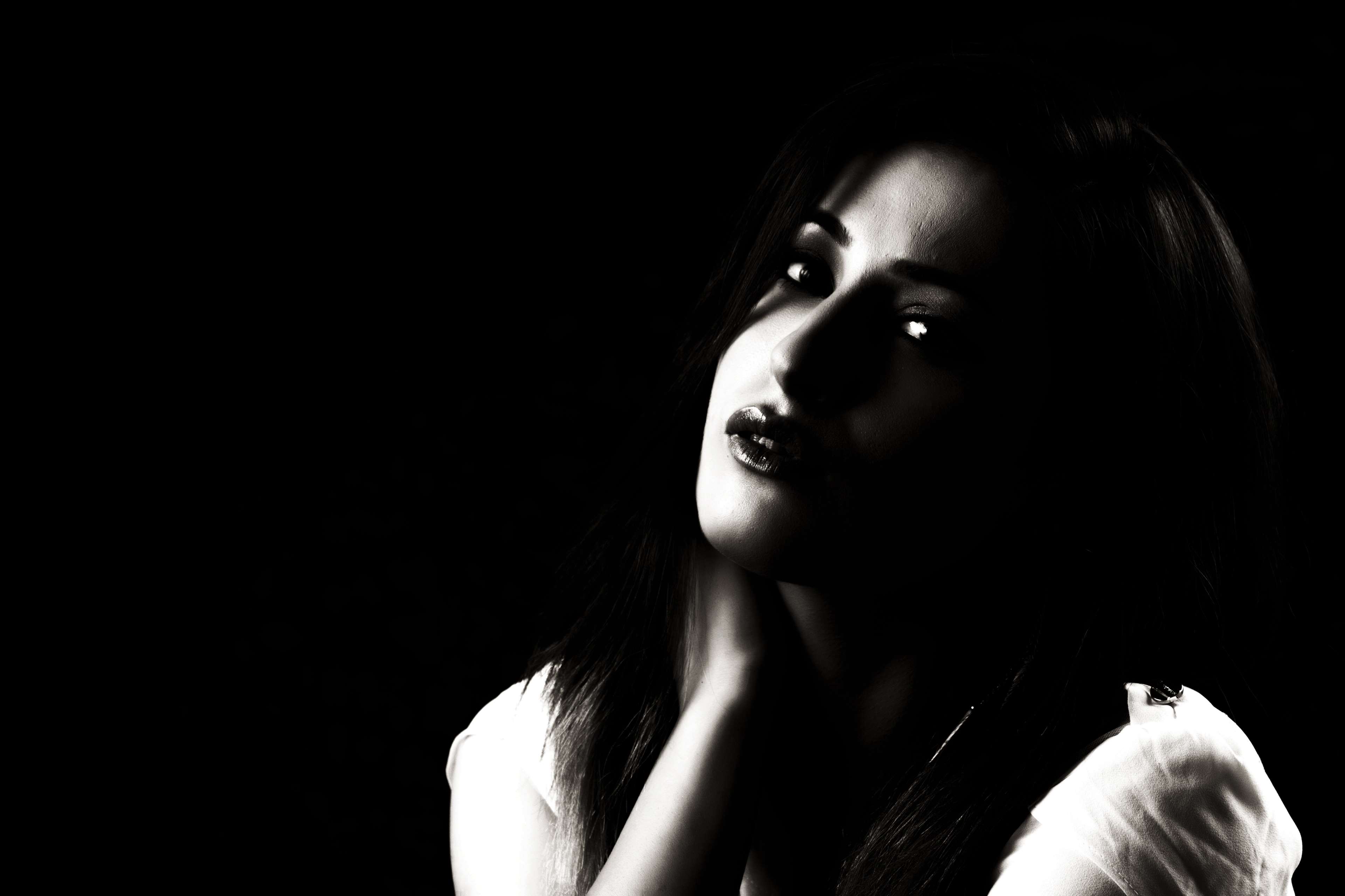 Black and white portrait of a sensual woman HD Wallpaper