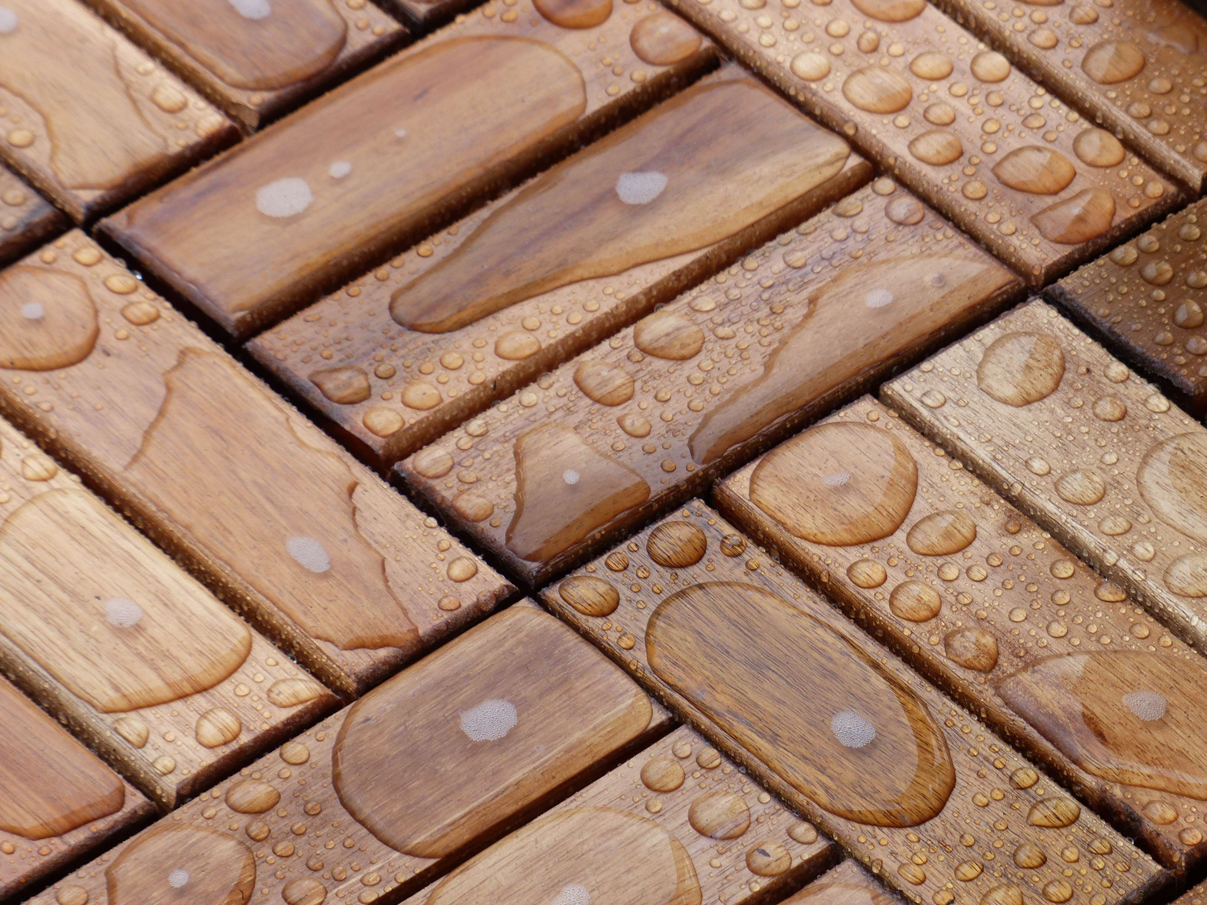 Wood surface with water droplets HD Wallpaper
