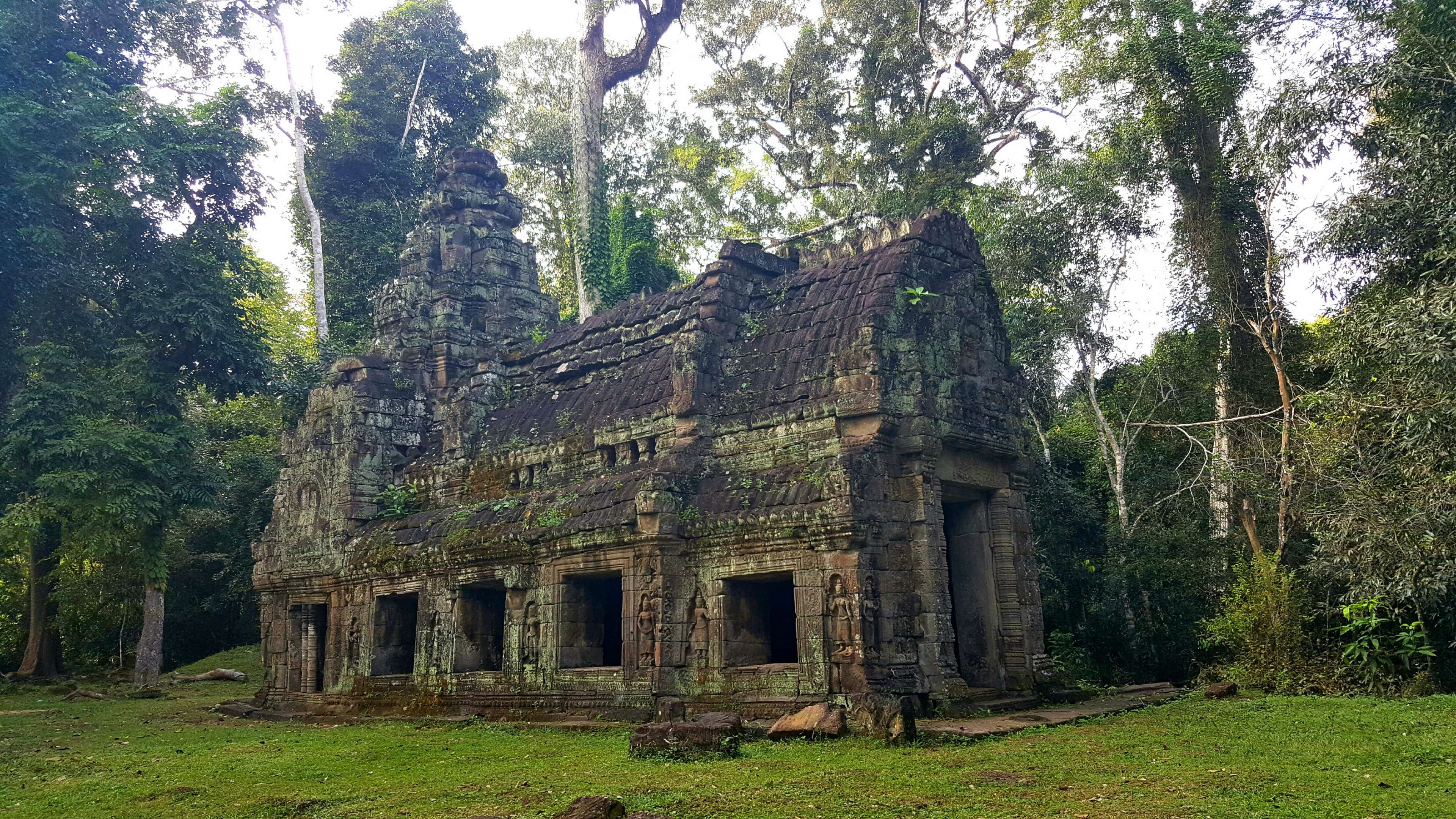 Ancient Khmer Temple Ruins in Cambodian Forest HD Wallpaper