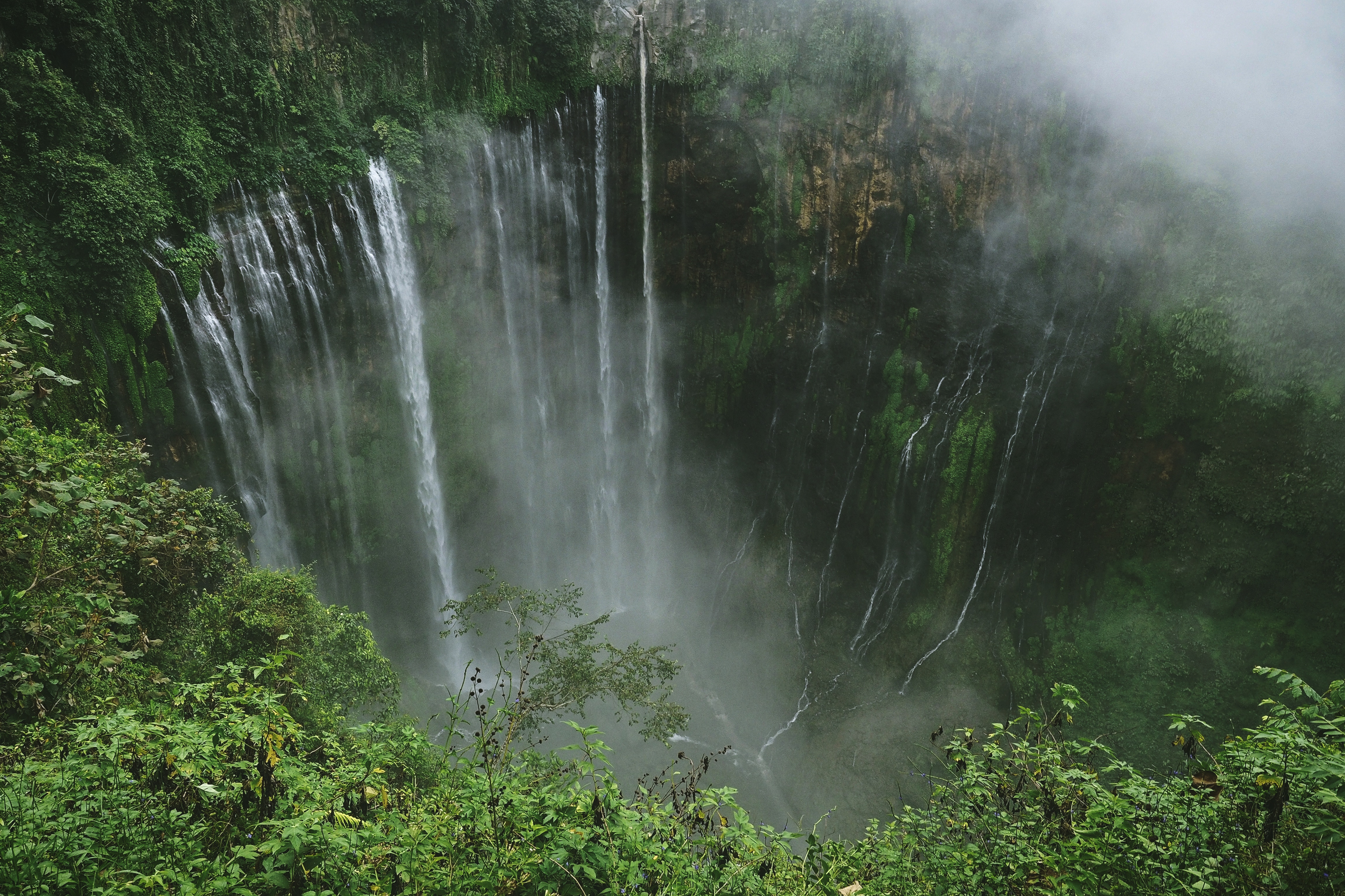 Tumpak Sewu Waterfall in Lumajang, Indonesia HD Wallpaper