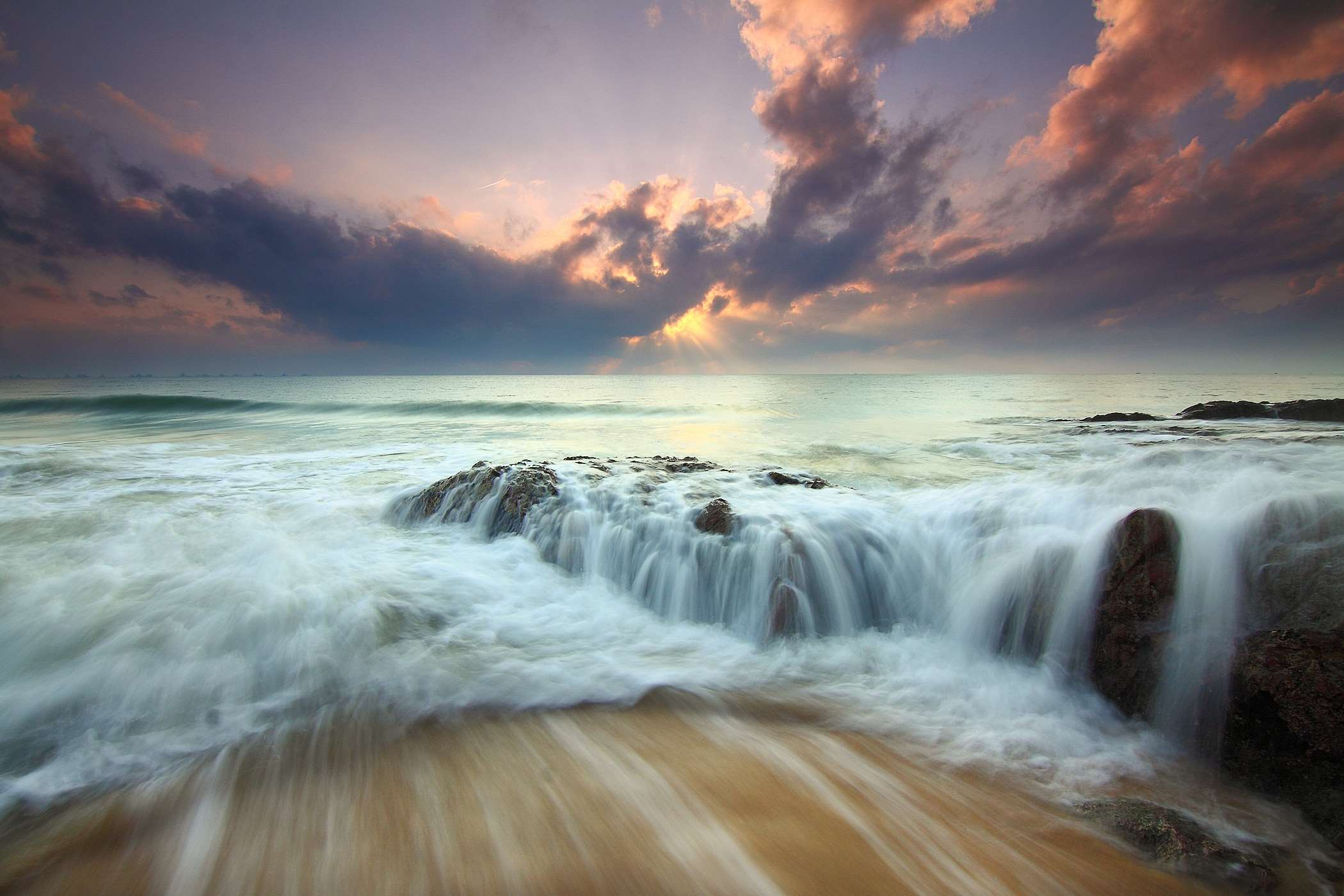 Ocean waves crashing on rocks at sunrise HD Wallpaper