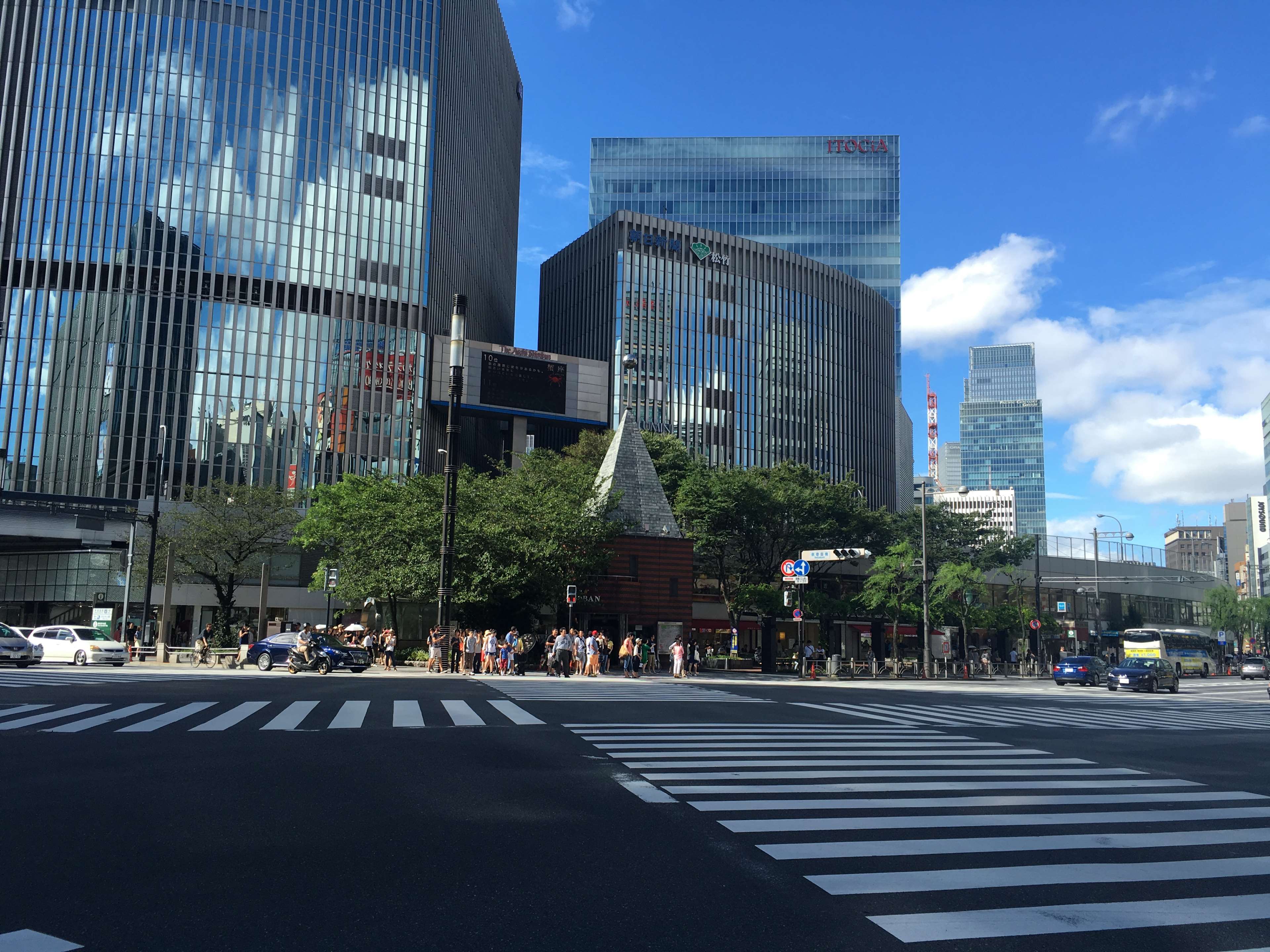 Pedestrian lane in Ginza, Tokyo 4K HD Wallpaper