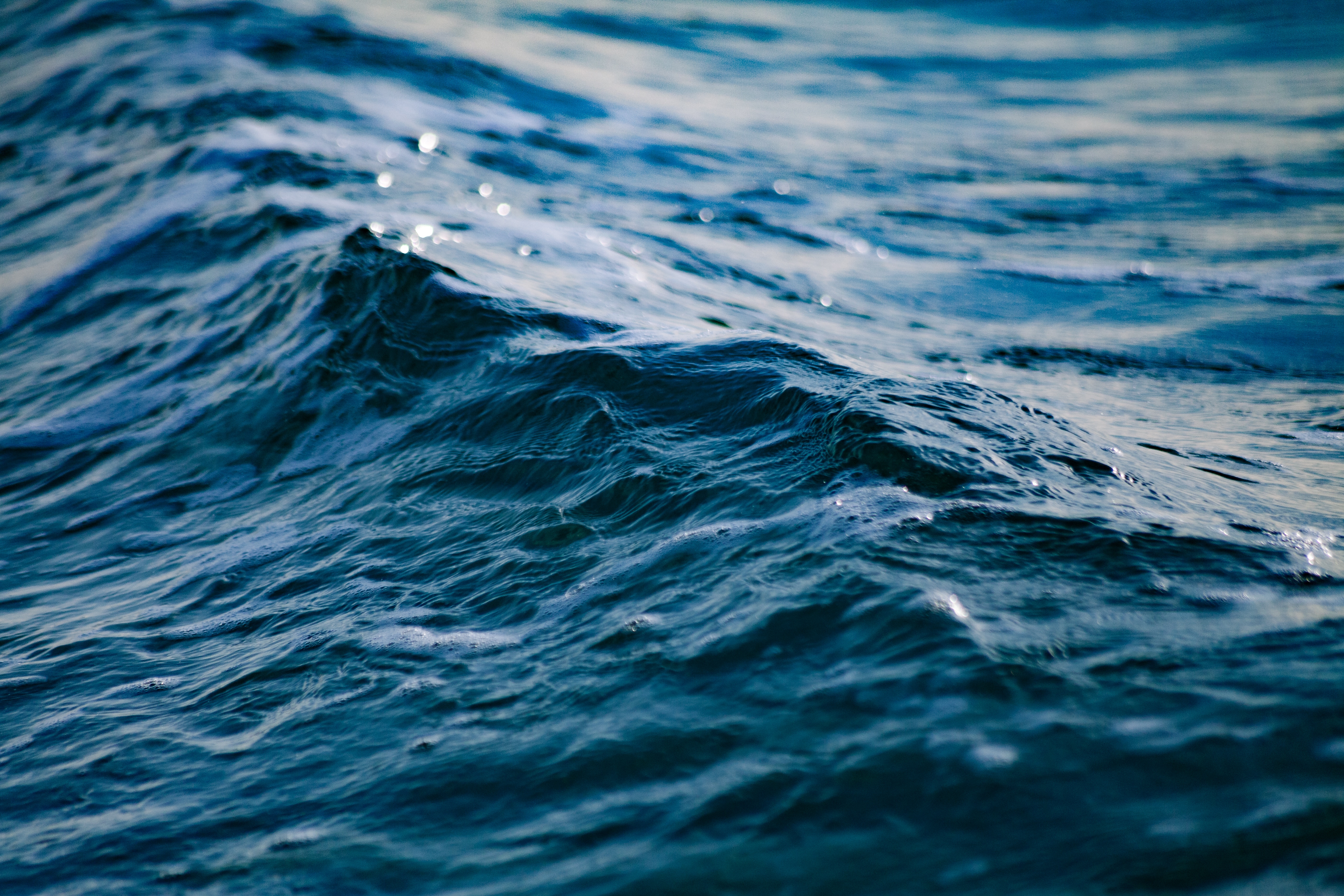 Close-up of blue ocean waves and ripples HD Wallpaper