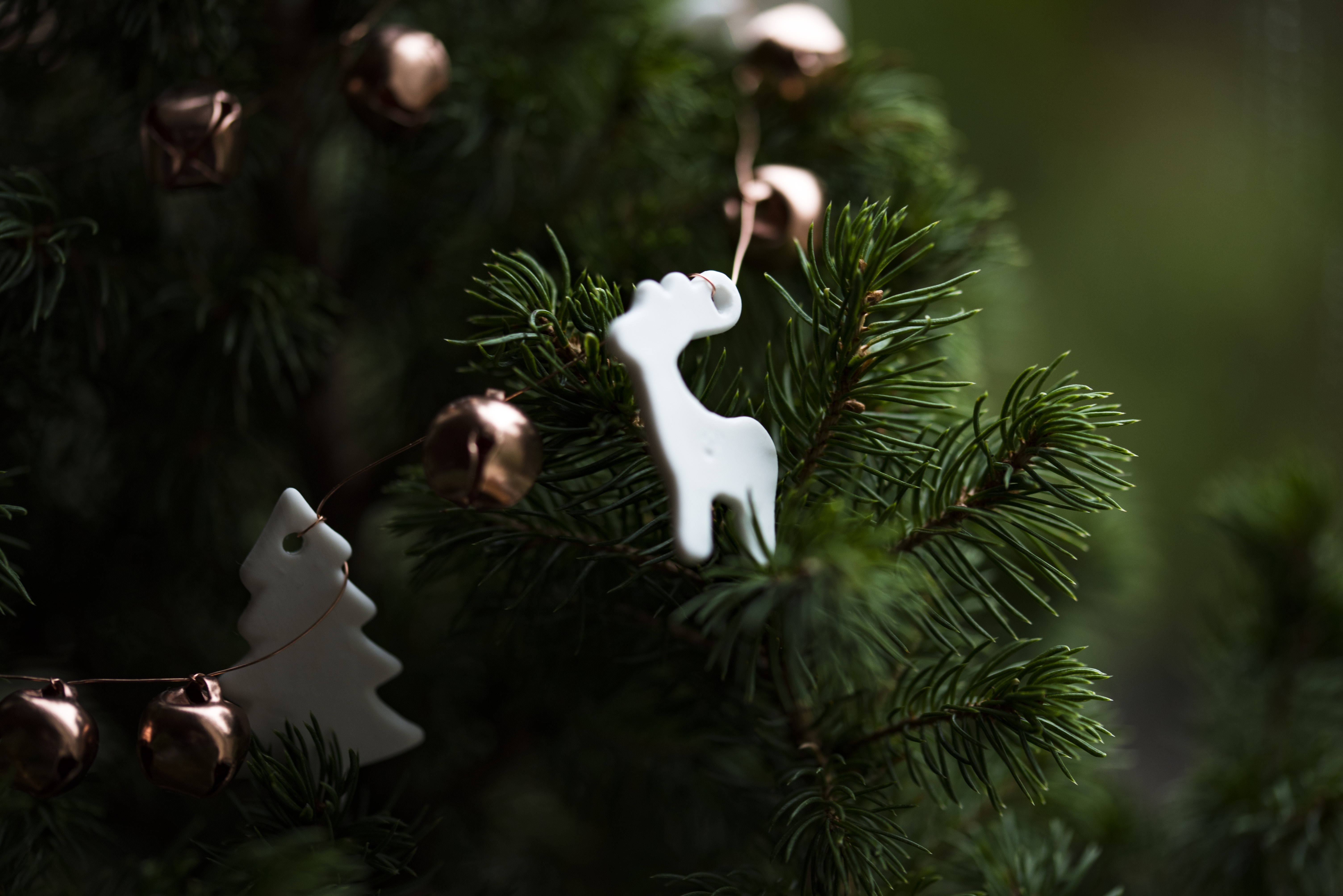 Christmas tree with reindeer and bell ornaments HD Wallpaper